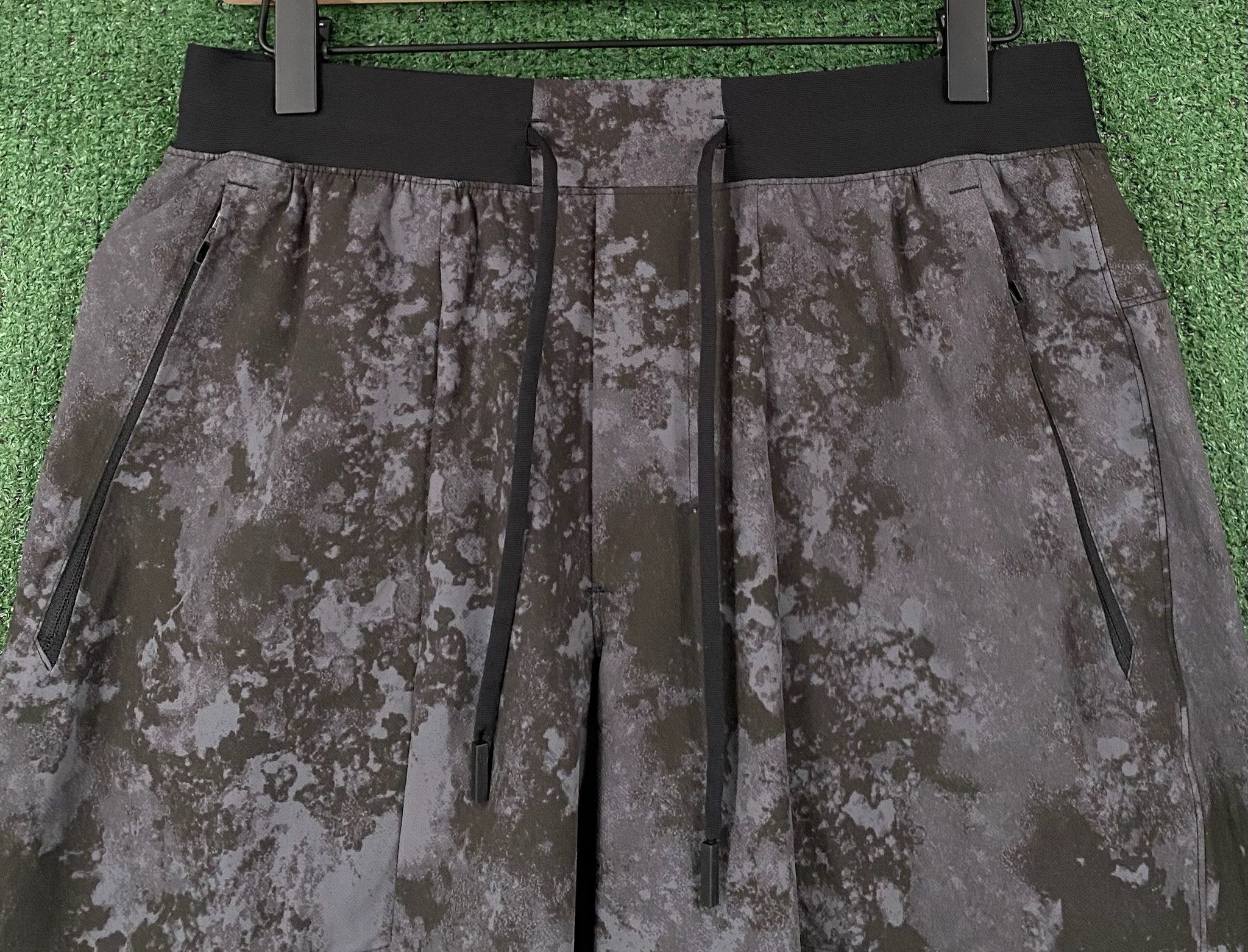 Lululemon Lululemon License To Train Shorts Print Anchor Black Medium Size US 32 / EU 48 - 2 Thumbnail