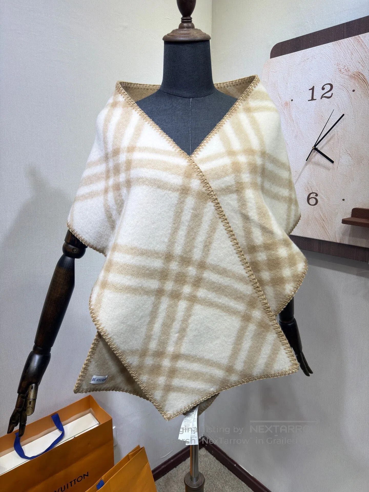 Burberry Burberry Beige Plaid Scarf Shawl. Size ONE SIZE - 1 Thumbnail