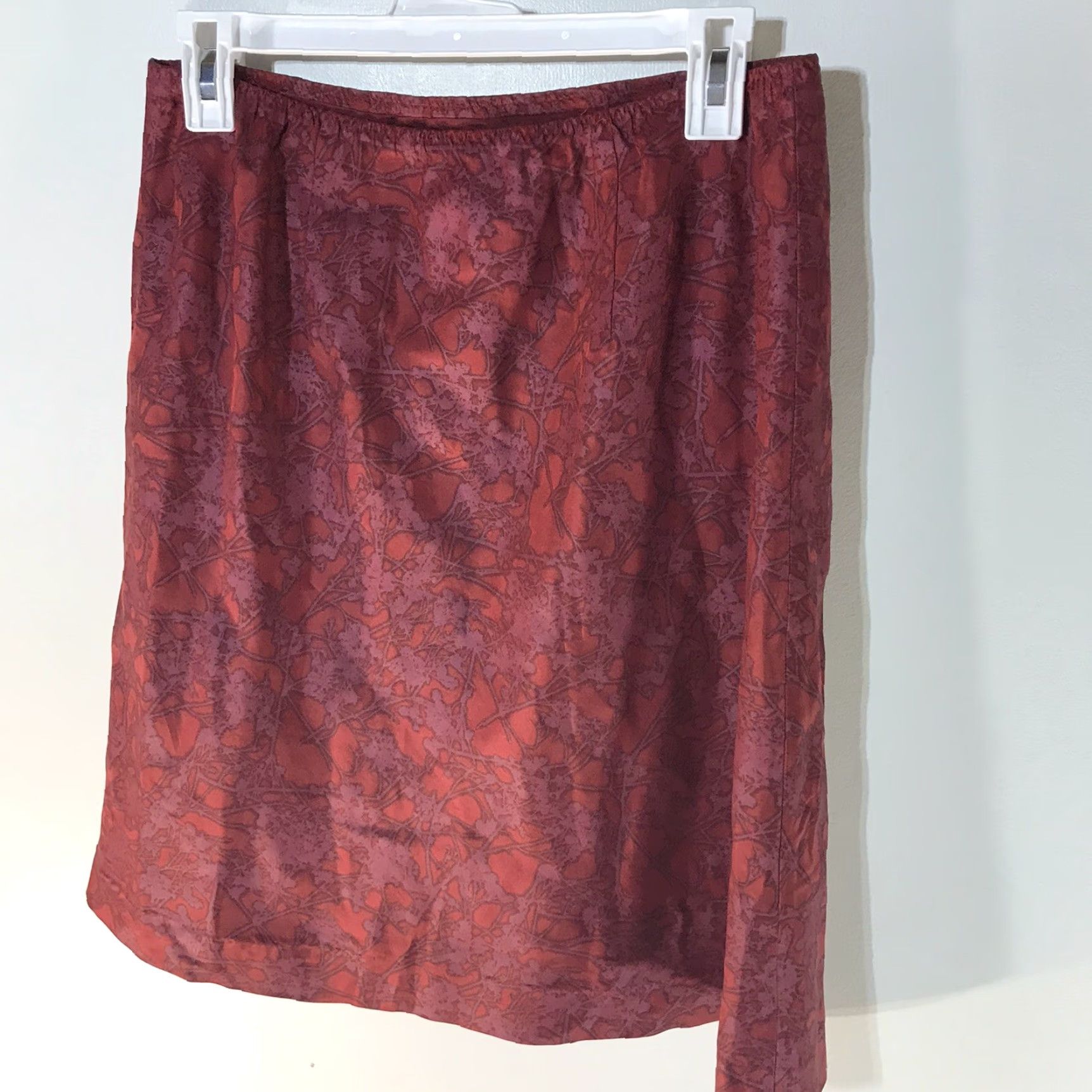 Banana Republic BANANA REPUBLIC Silk Pull On Skirt Knee Length Red Womens Size 10 Size 32" / US 10 / IT 46 - 2 Thumbnail