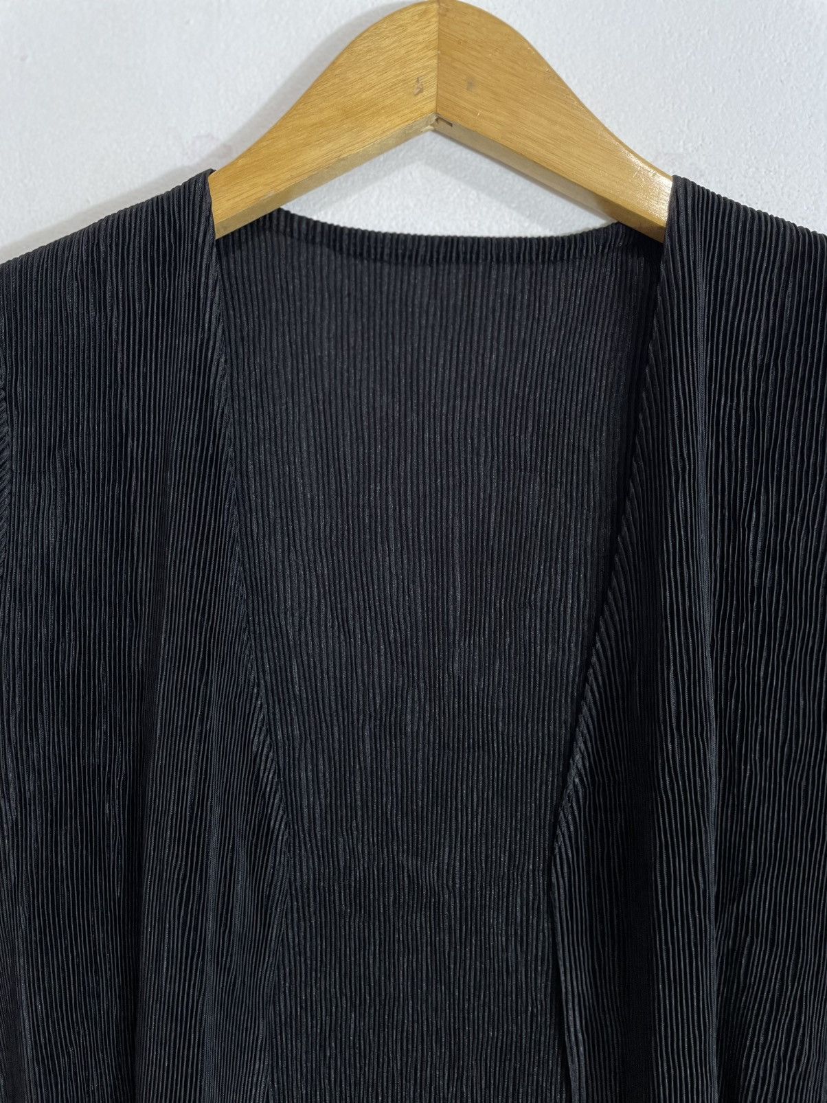 UNDEFINED BLACK CLOAK PLEATS CAPES ISSEY STYLE