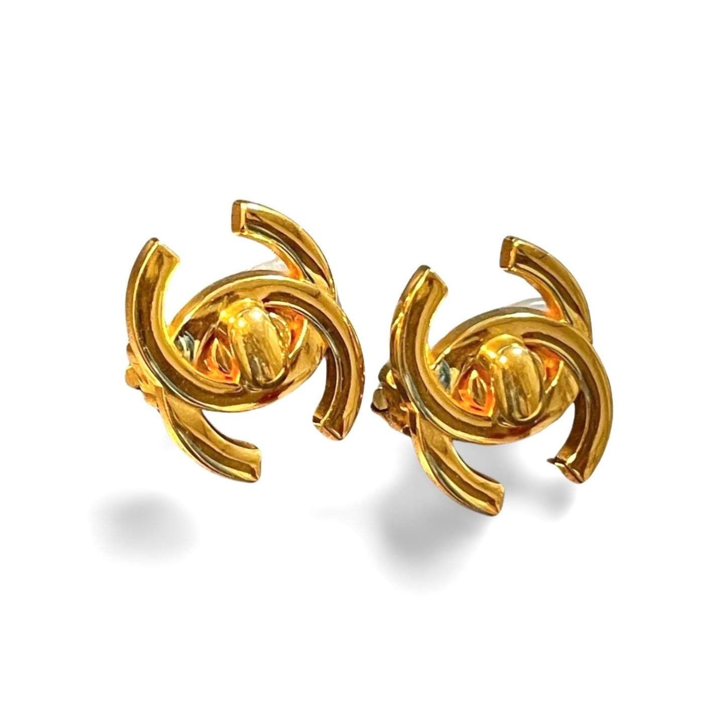 Chanel Vintage CHANEL golden turn lock CC earrings. Very classic an Size ONE SIZE - 1 Thumbnail