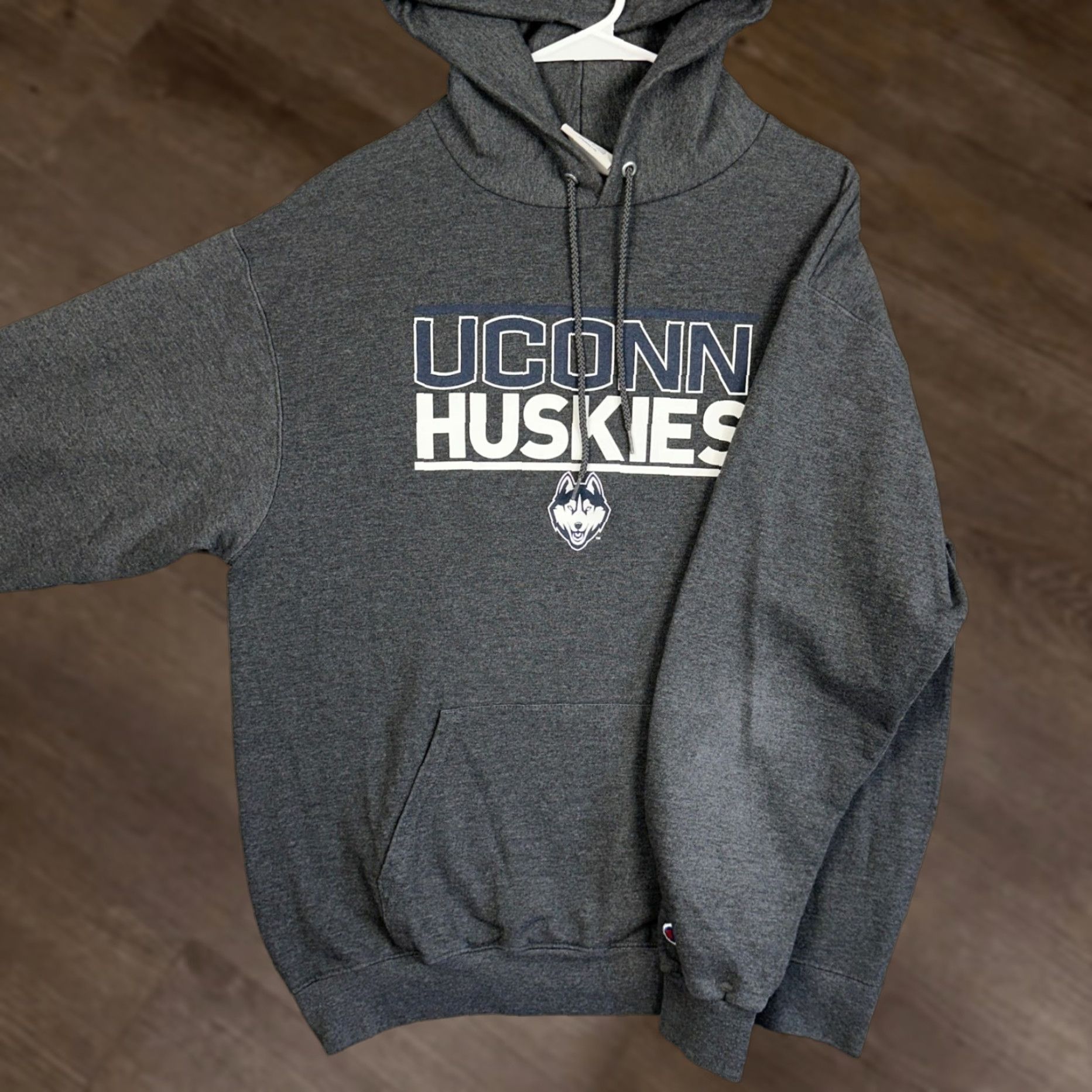 Champion UConn Huskies Champion Hoodie Mens L Gray Pullover Sweatshirt Graphic Print Hooded Kangaroo Pocket Size US L / EU 52-54 / 3 - 1 Thumbnail