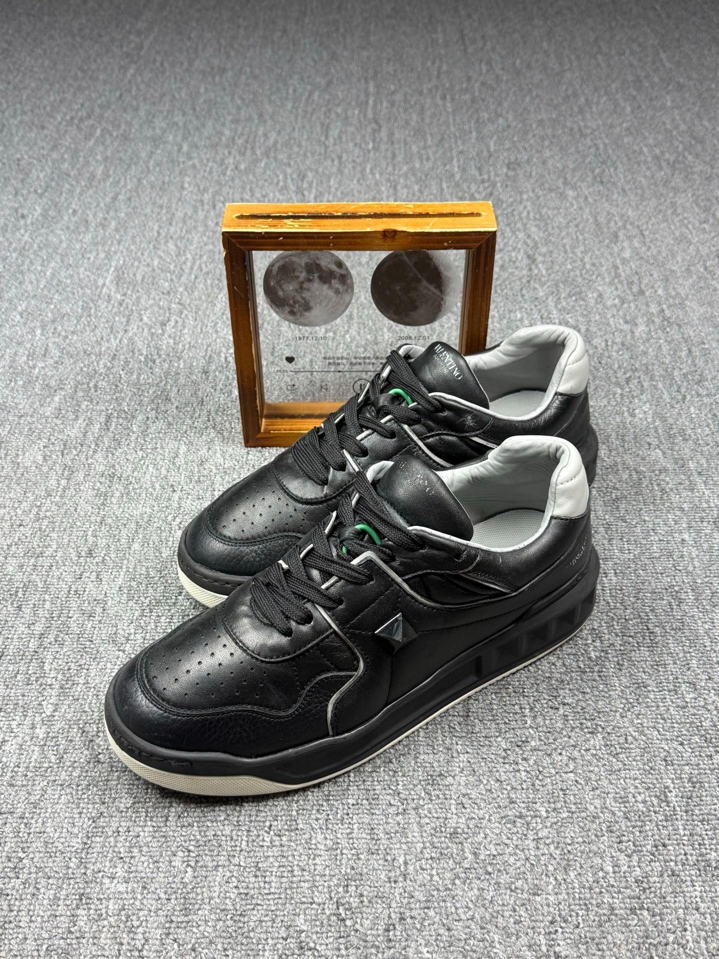Valentino Valentino Black Lowtop Sneakers 9 Men Size US 9 / EU 42 - 1 Thumbnail
