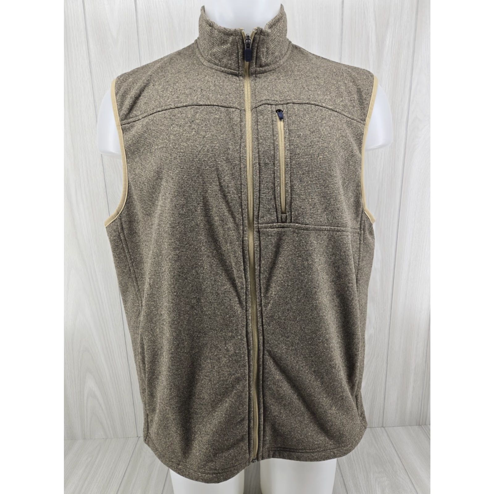 Izod VINTAGE Izod Vest XL Beige Polyester Full Zip Sleeveless Golf Sweater Pockets (No, Vintage not applicable) Size US XL / EU 56 / 4 - 2 Thumbnail