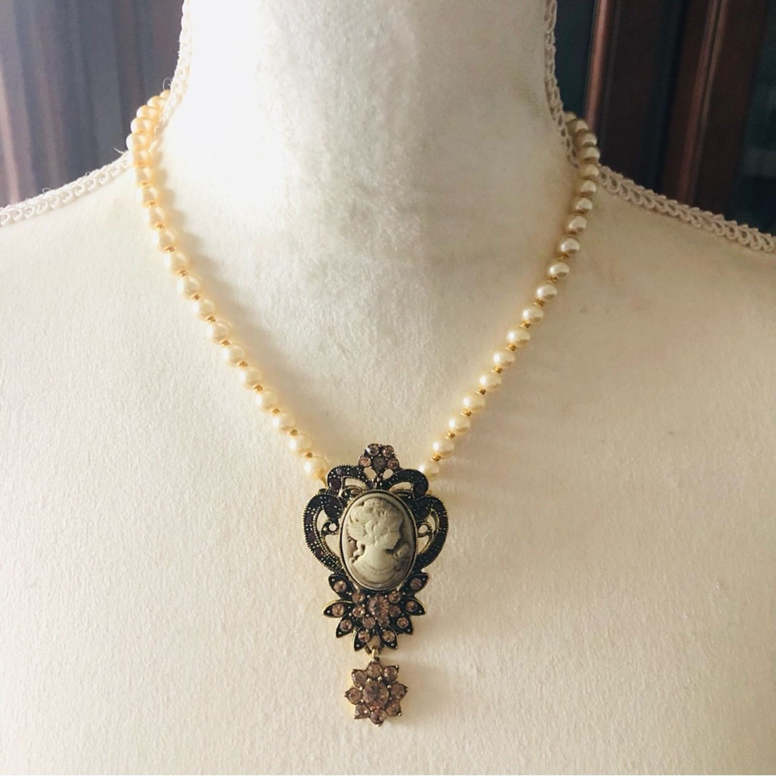 Handmade Handcrafted repurpose victorian lady cameo Pearl necklace Size ONE SIZE - 3 Thumbnail
