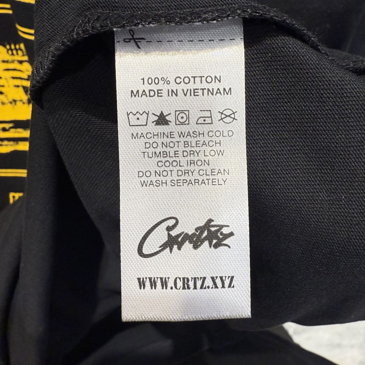 Cortiez OG ® TEE BLACK/YELLOW Mサイズ Corteiz OG Island Tee Black/Yellow – pikastore.cz