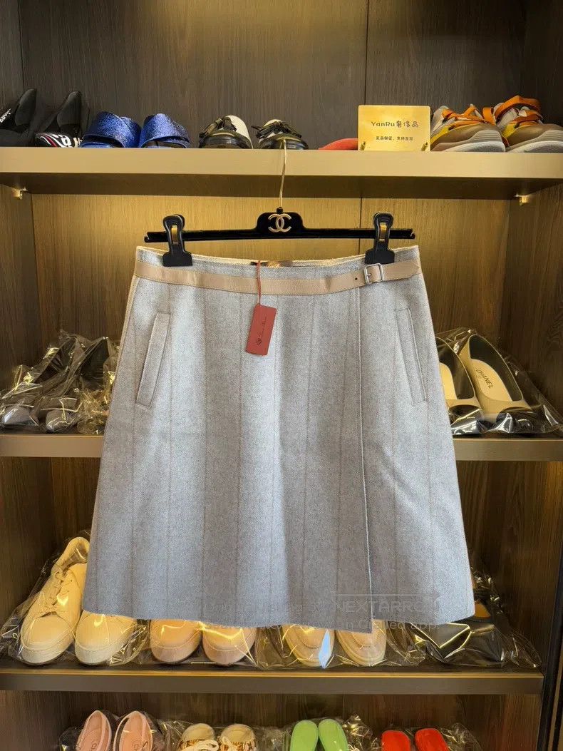 Loro Piana Loro Piana Cashmere Skirt with Lamb Leather Waist Decor Size 27" / US 4 / IT 40 - 1 Thumbnail