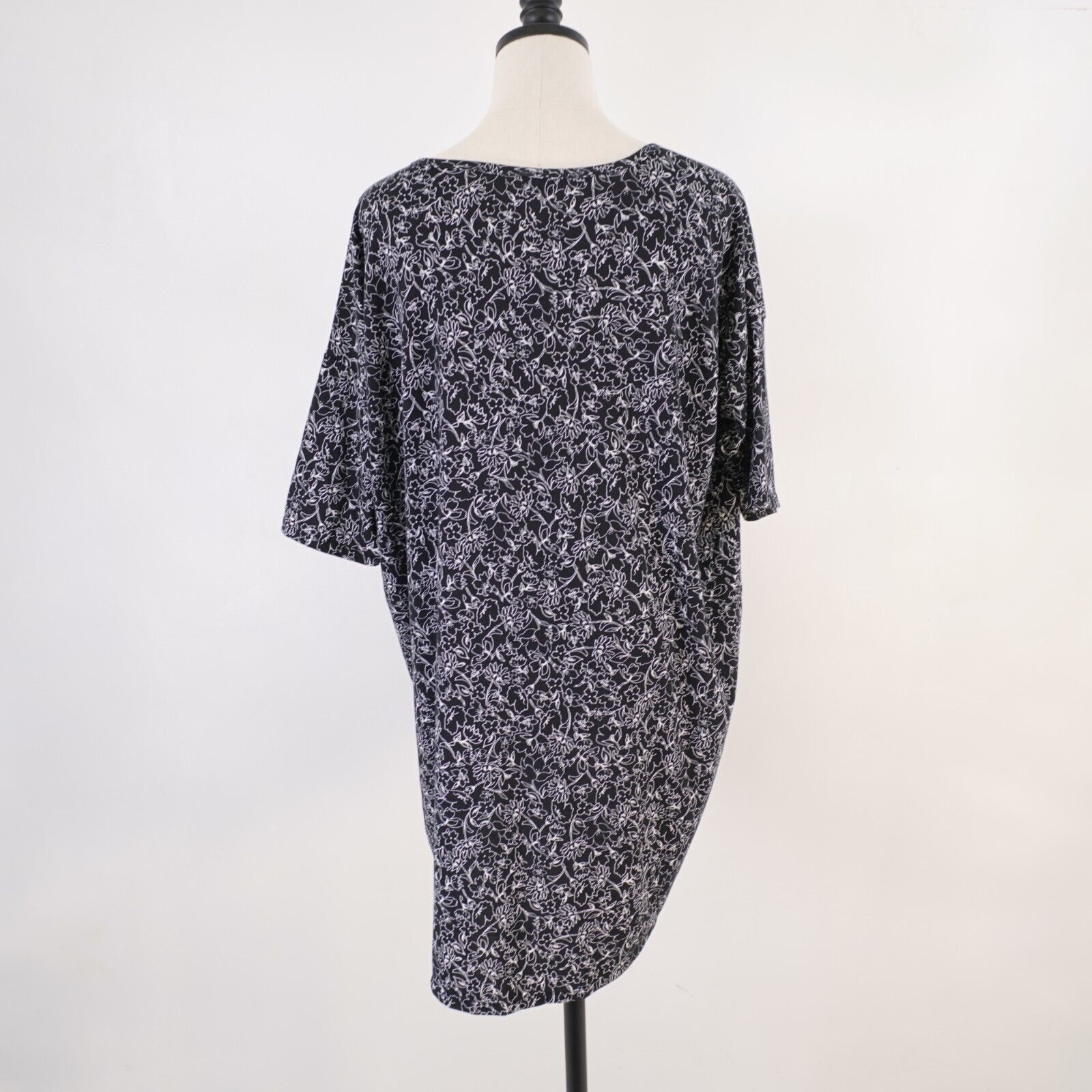 Designer NEW Lularoe Black Floral Scoop Neck Medium Long Tail T-Shirt Size M / US 6-8 / IT 42-44 - 6 Thumbnail