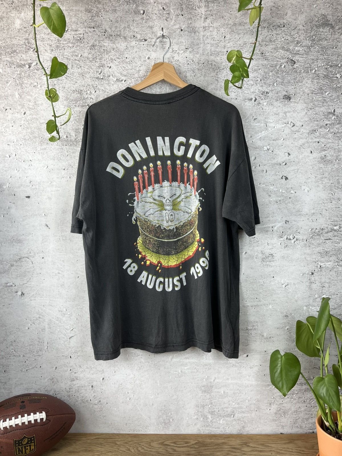 Vintage Monsters of Rock 1990 Donington Festival faded t-shirt XL Size US XL / EU 56 / 4 - 7 Thumbnail