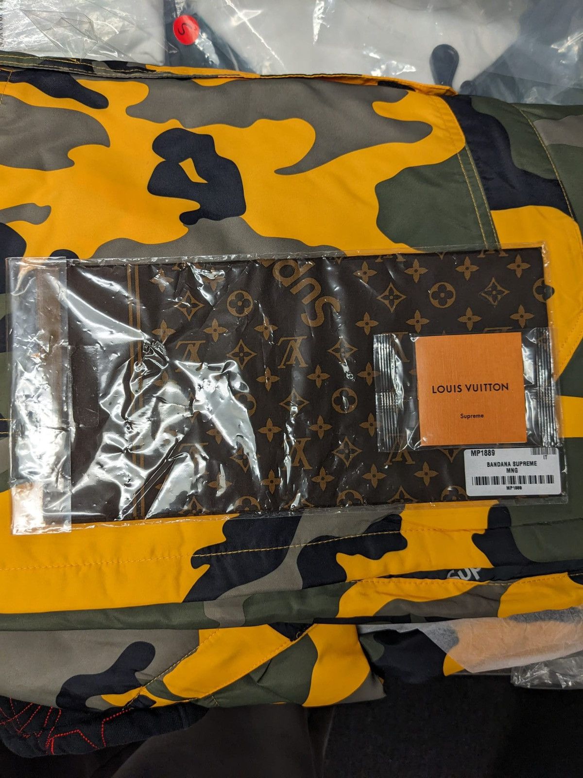 Louis Vuitton × Supreme SS17 SUPREME LOUIS VUITTON MONOGRAM BANDANA 2017 Size ONE SIZE - 4 Thumbnail