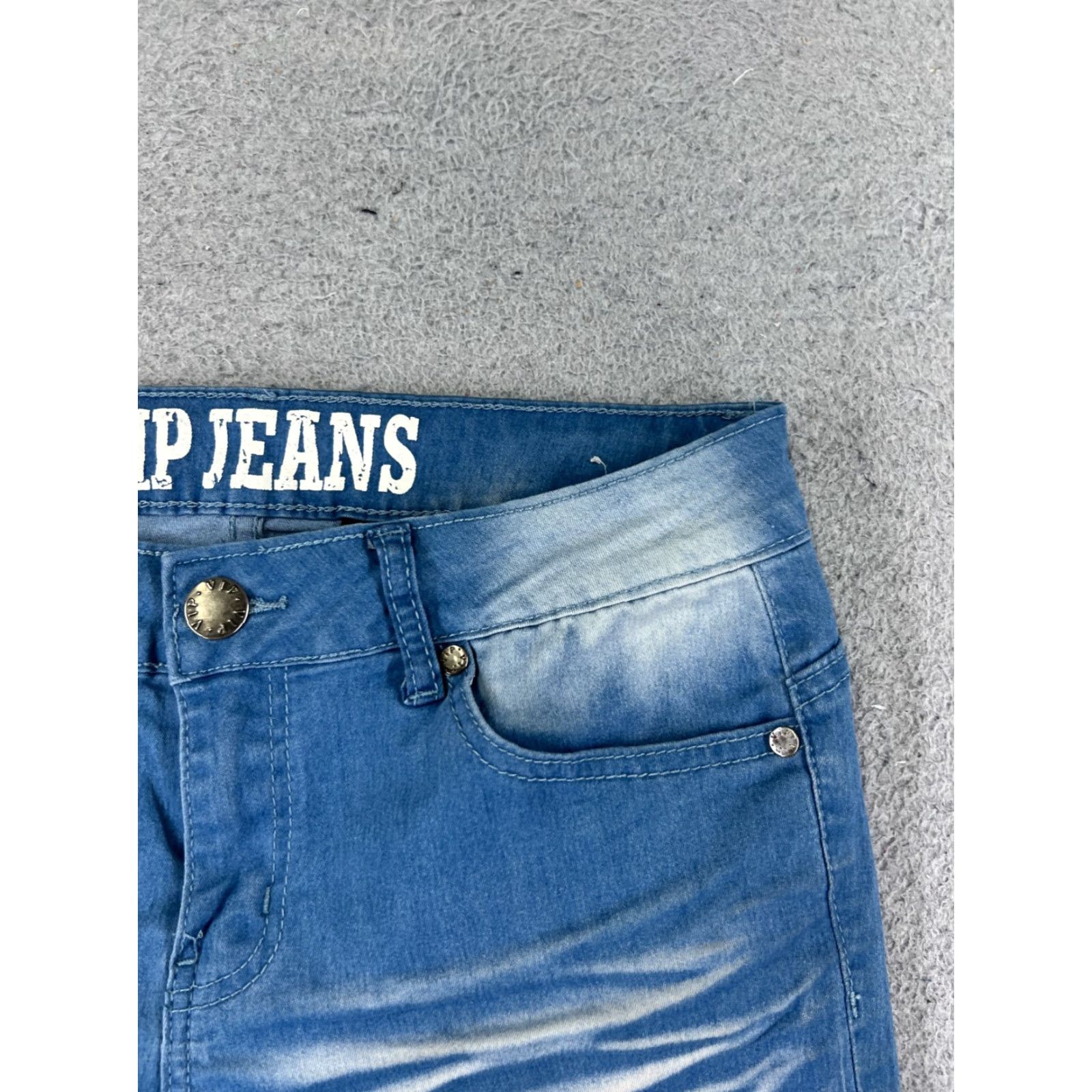Vintage VIP Jeans Women's Denim Shorts Cut-Off Low Rise 28x3 Blue Cotton Blend 3" Inseam US Size 9 Regular Women's Casual Distressed 90s? Size 30" / US 8 / IT 44 - 5 Thumbnail