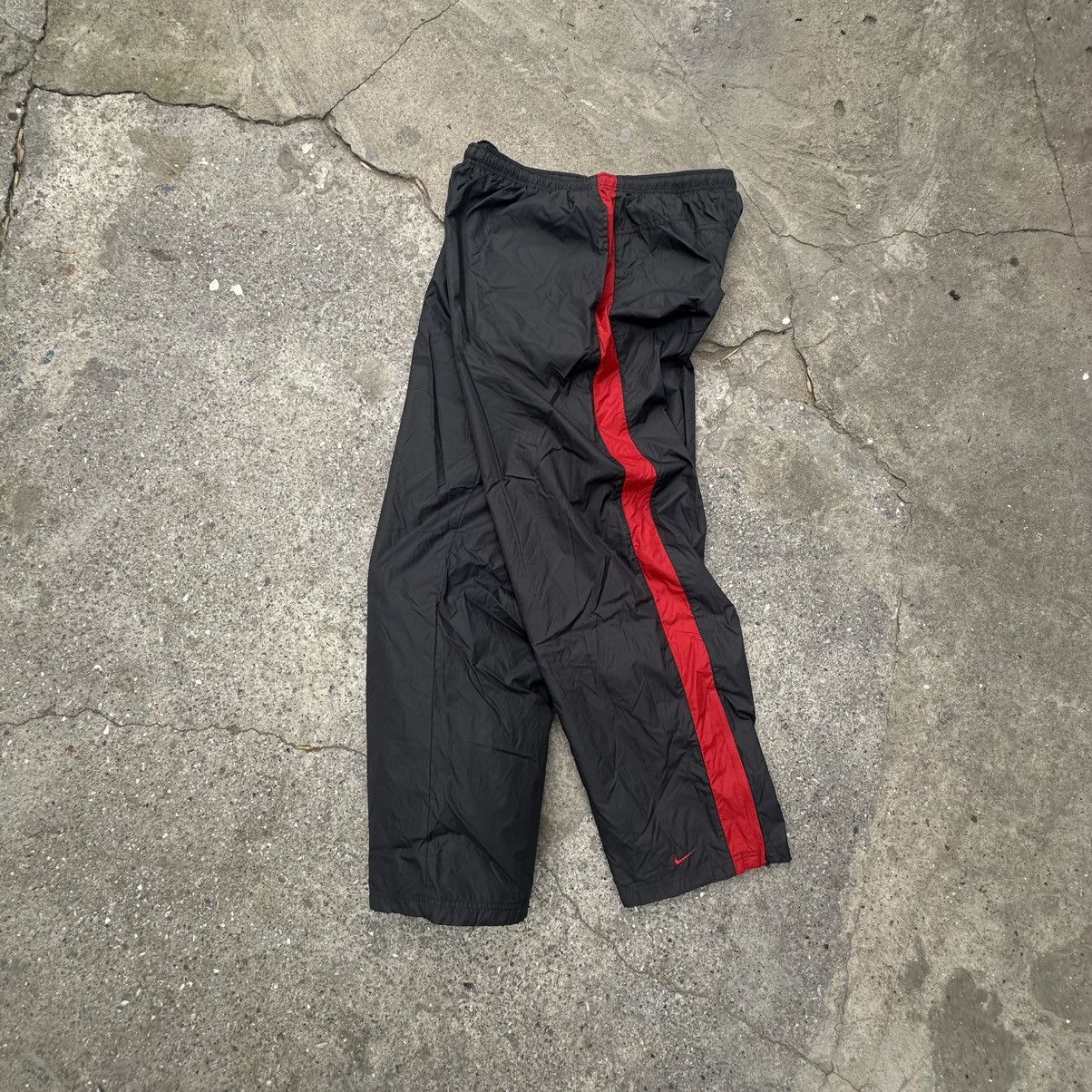 Nike VNTG Nike Nylon track parachute pants small logo zipped up Size US 36 / EU 52 - 1 Thumbnail