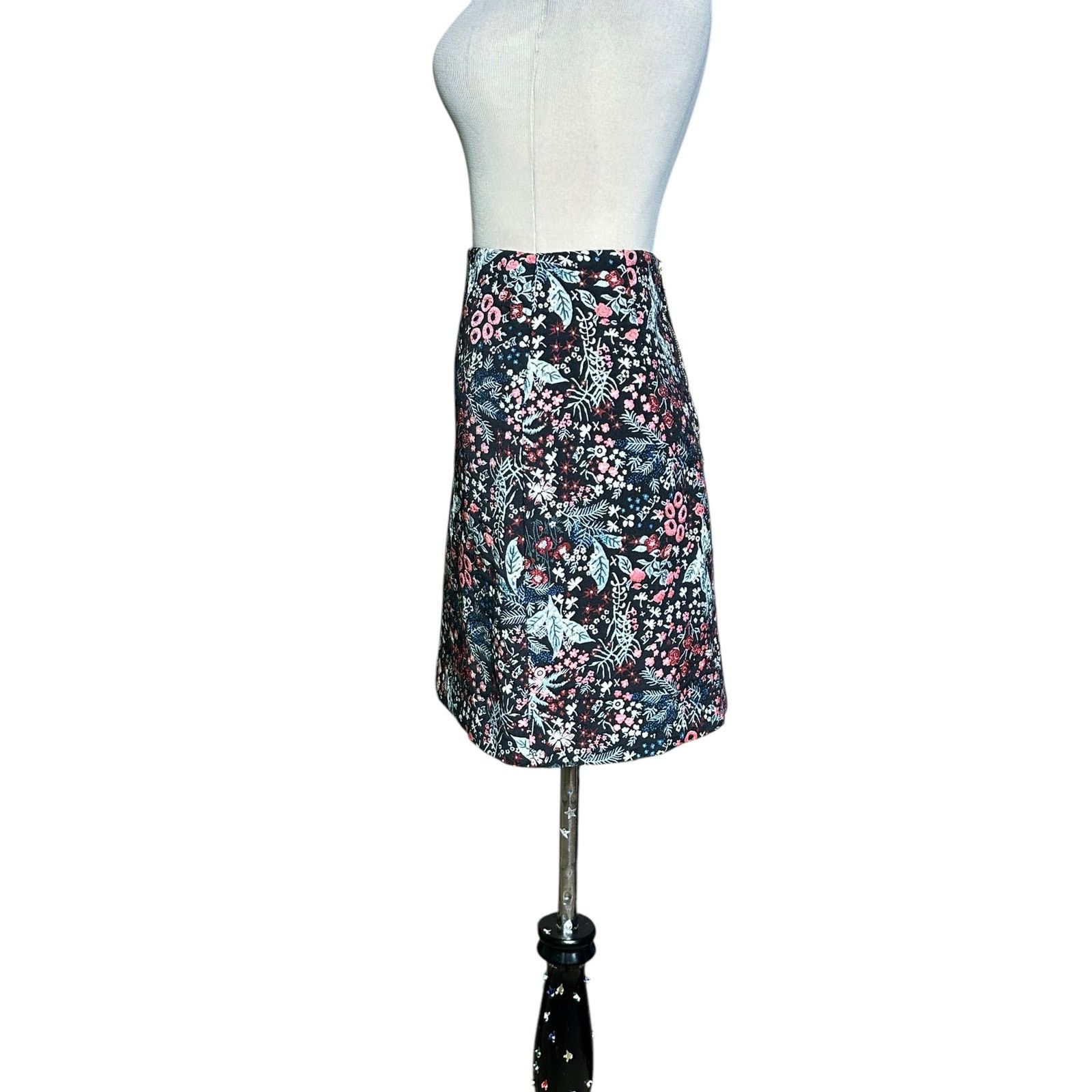 H&M H&M black red floral jacquard mini skirt size 6 Size 28" / US 6 / IT 42 - 9 Thumbnail