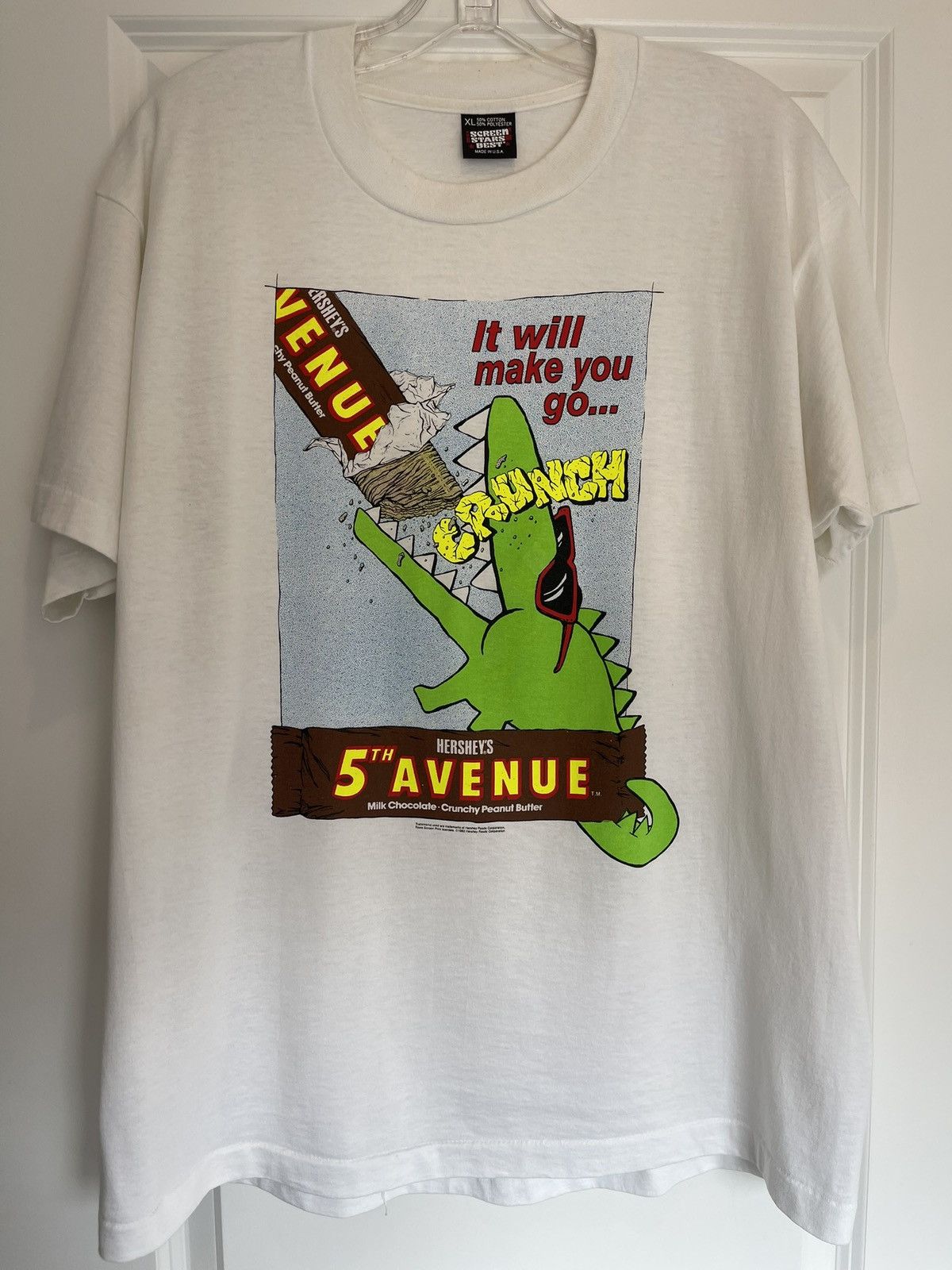 Vintage Vintage 1992 Hershey’s 5th Avenue Chocolate T-Shirt Size US L / EU 52-54 / 3 - 1 Thumbnail