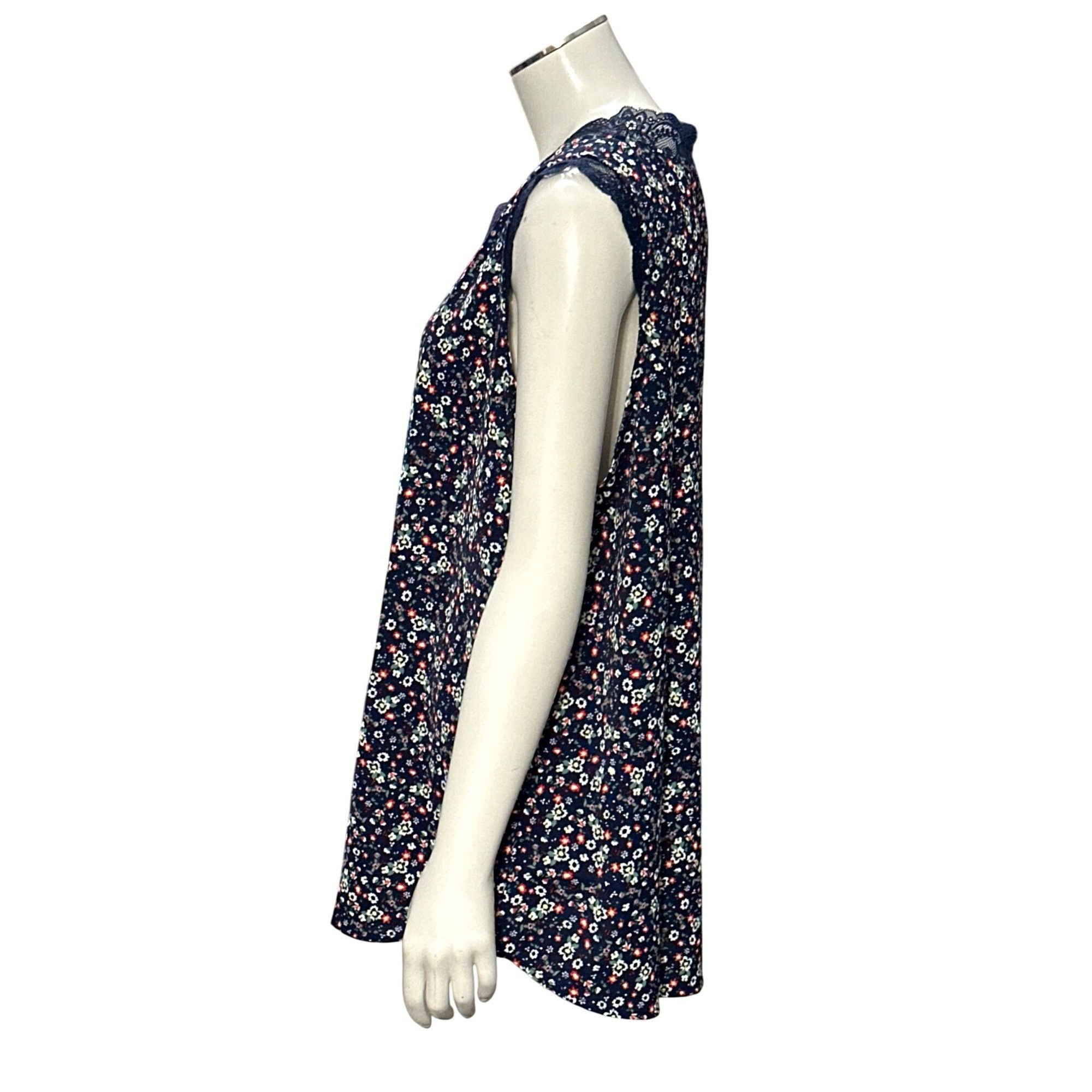 Other CCC Floral Sleeveless Blouse With Lace Trim V Neck Navy Size Size XL / US 12-14 / IT 48-50 - 2 Thumbnail