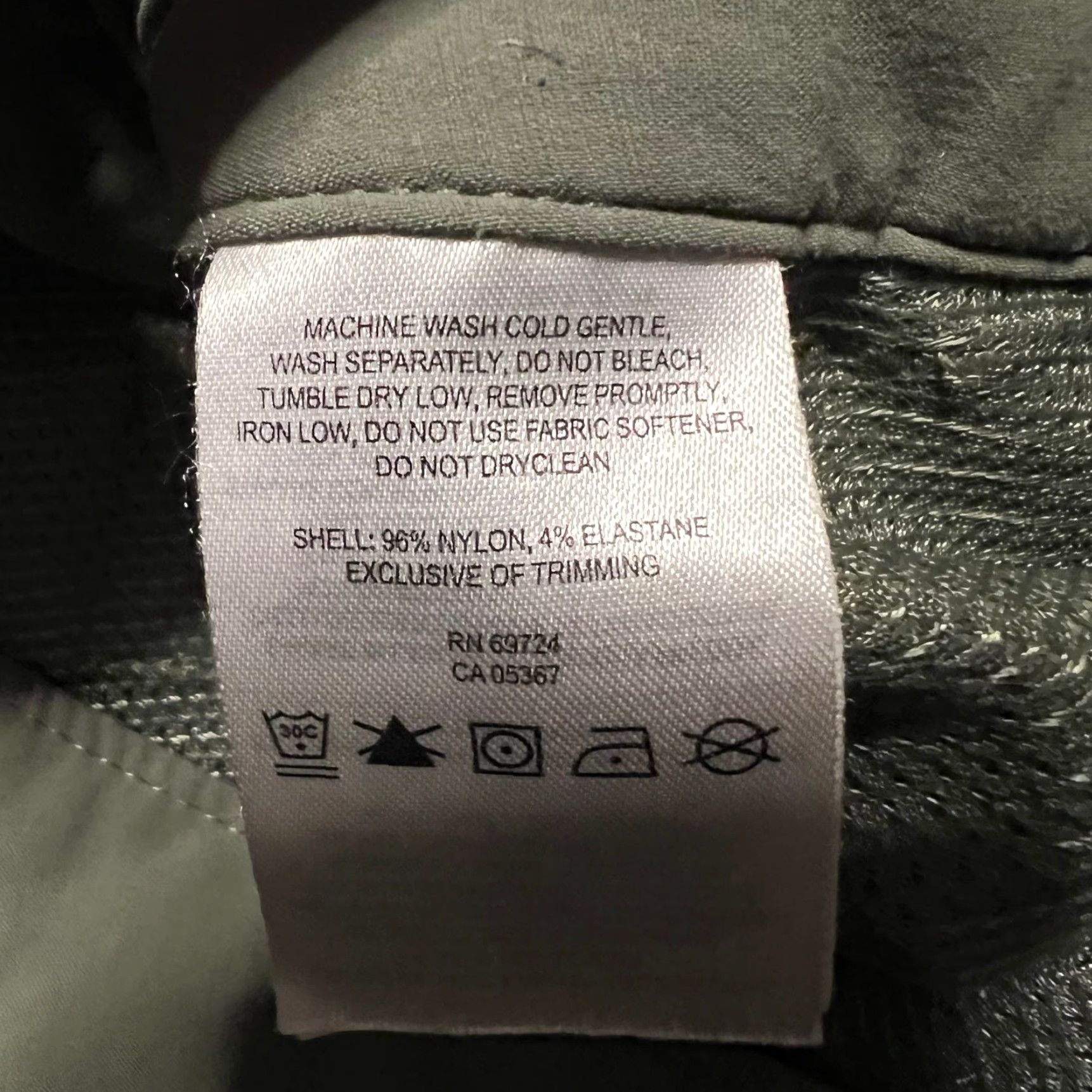 Vintage Columbia Pants Womens 16 Green Zip Off Convertible Shorts Hiking Nylon Cargo Women 16 Green Zip Off Convertible Hiking Nylon Size 38" / US 16 / IT 52 - 7 Thumbnail