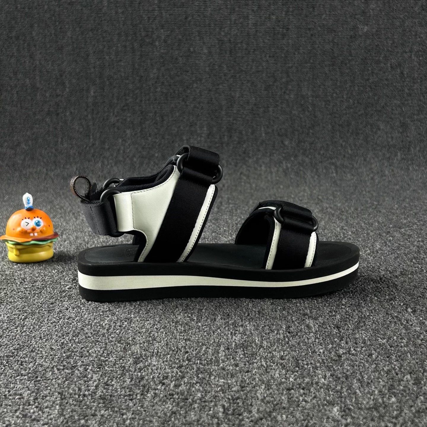 Louis Vuitton Louis Vuitton Velcro black 35 sandals Size US 4 / IT 34 - 4 Thumbnail