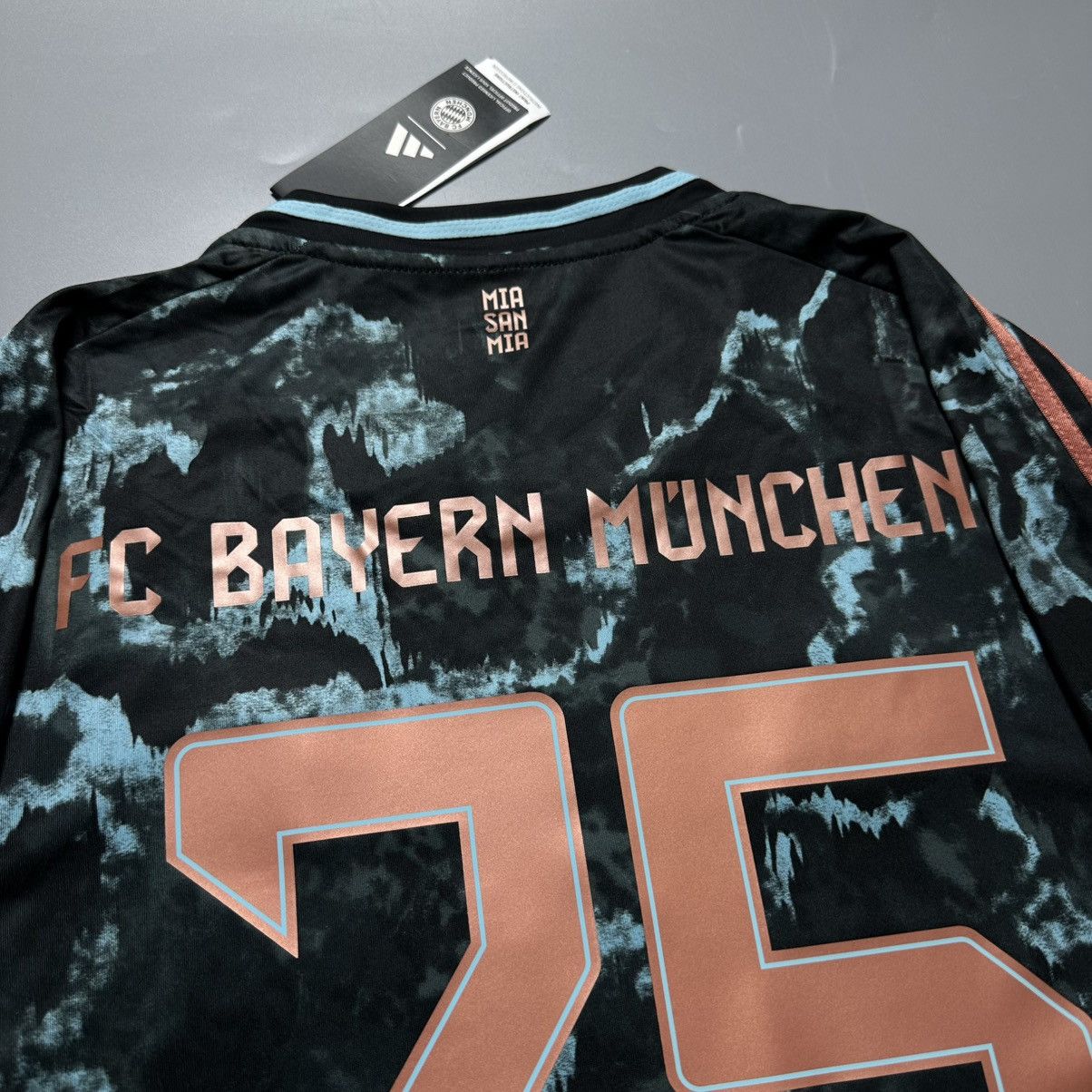 Vintage BAYERN ADIDAS 2024/2025 FOOTBALL AWAY JERSEY #25 MULLER Size US XL / EU 56 / 4 - 11 Thumbnail