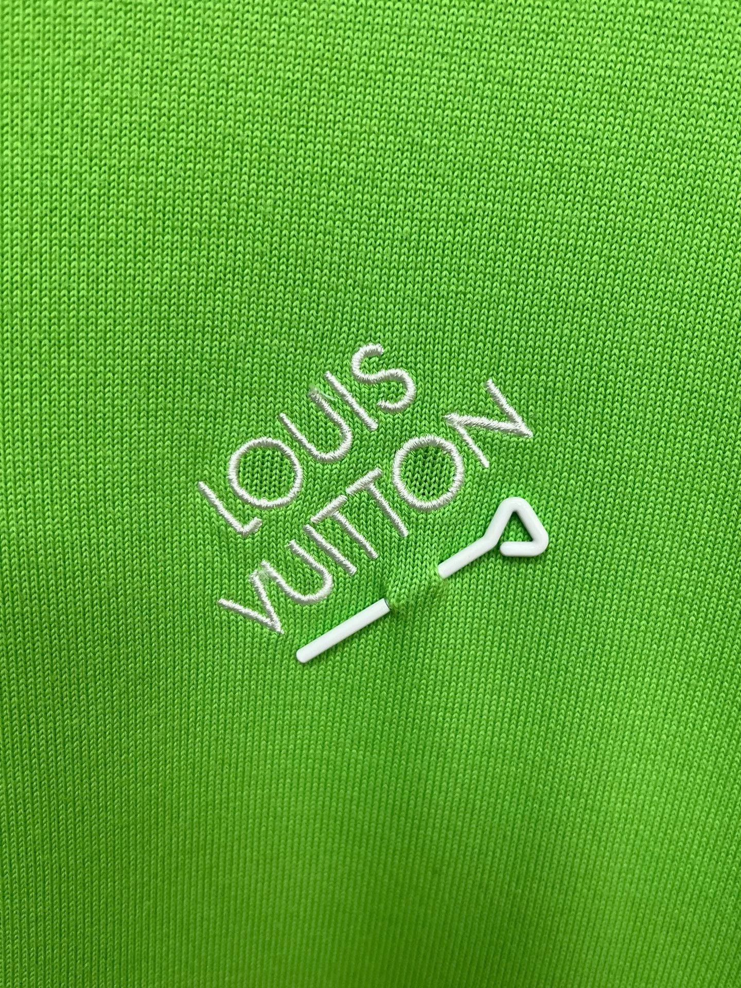 Louis Vuitton LV Green Pin Short-Sleeve Size US M / EU 48-50 / 2 - 3 Thumbnail