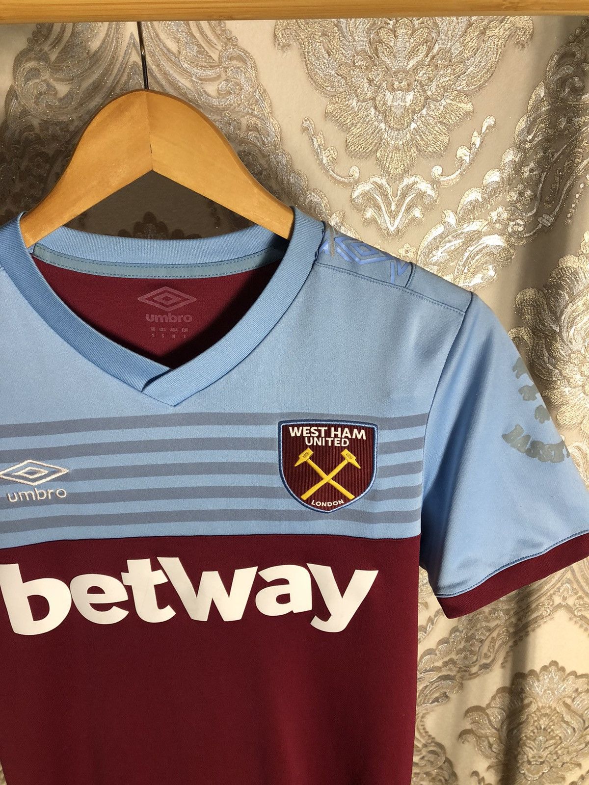 Umbro VINTAGE UMBRO FC WEST HAM UNITED ENGLAND SOCCER JERSEY RETRO Size US S / EU 44-46 / 1 - 2 Thumbnail