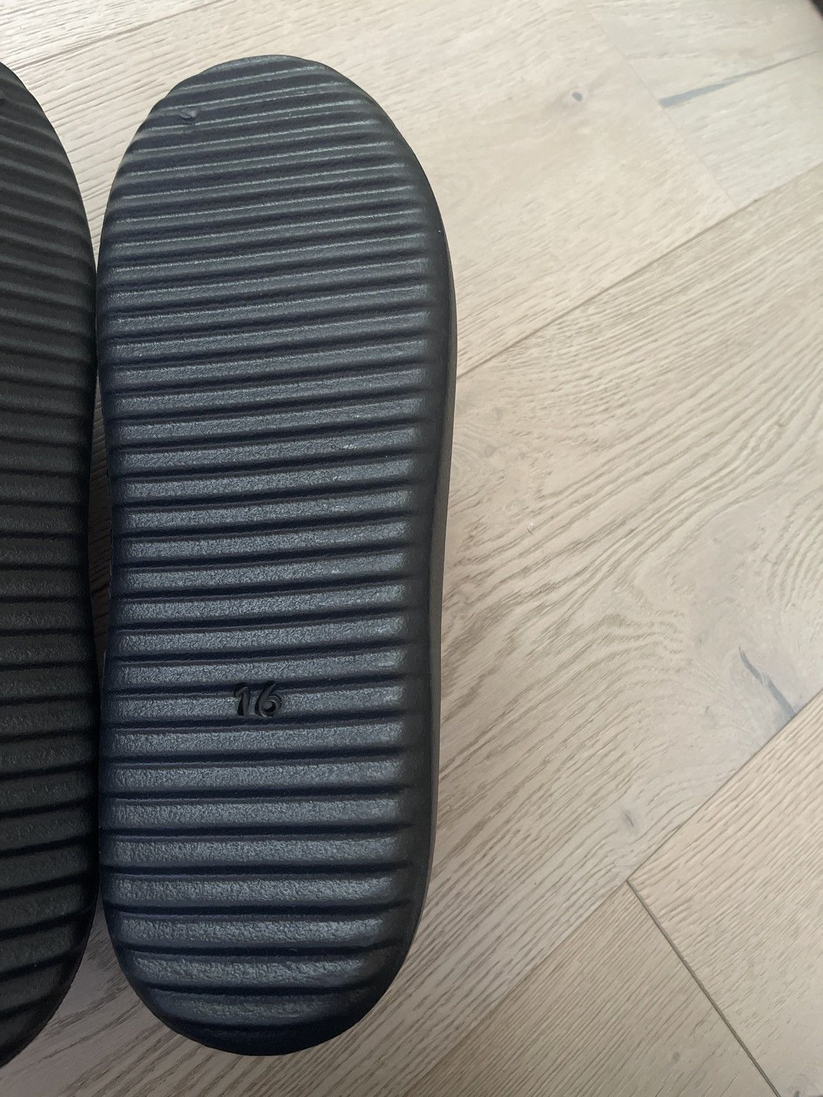 Yeezy SIZE 16 RARE SIZE YEEZY SL01 Size US 15 / EU 48 - 7 Thumbnail