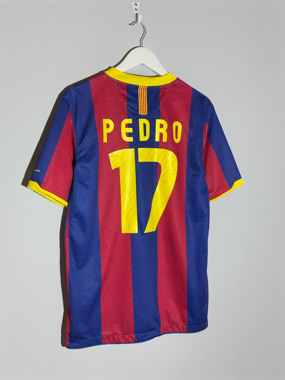 Nike #17 Pedro F.C Barcelona Nike 2010/11 Home Y2K Football Shirt Size US M / EU 48-50 / 2 - 1 Thumbnail