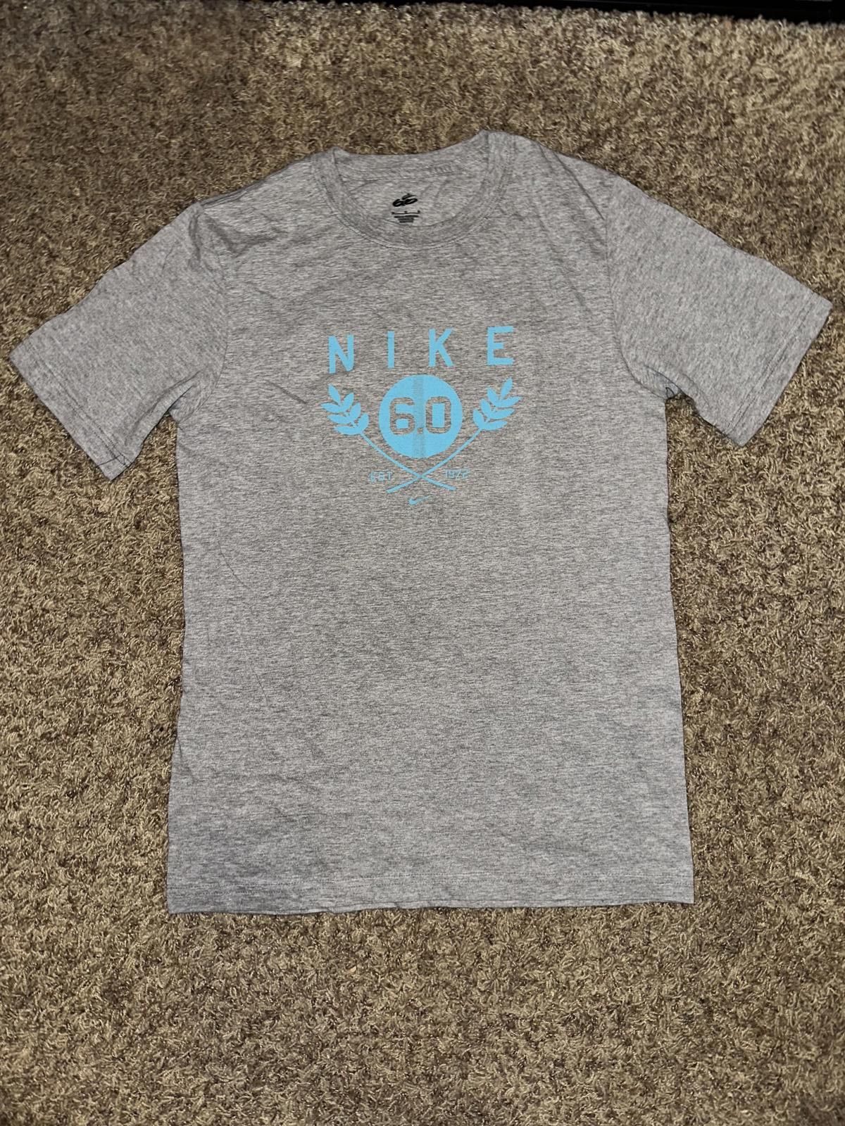 Nike Rare Nike Men’s 6.0 Crossed Wheat Stalks Emblem Grey/Light Blue T-Shirt Vintage Size US M / EU 48-50 / 2 - 1 Thumbnail