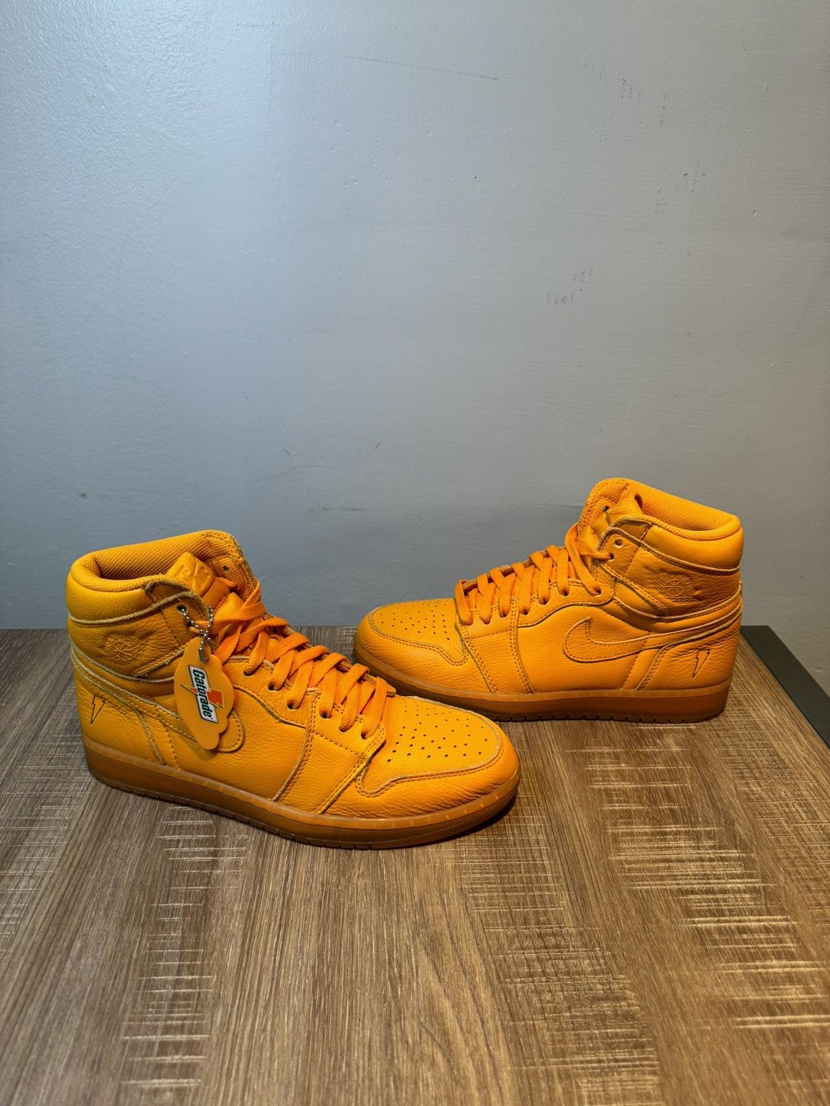 Jordan Brand SZ 8 Nike Air Jordan 1 High OG Gatorade Shoes Sneakers Size US 8 / EU 41 - 2 Thumbnail