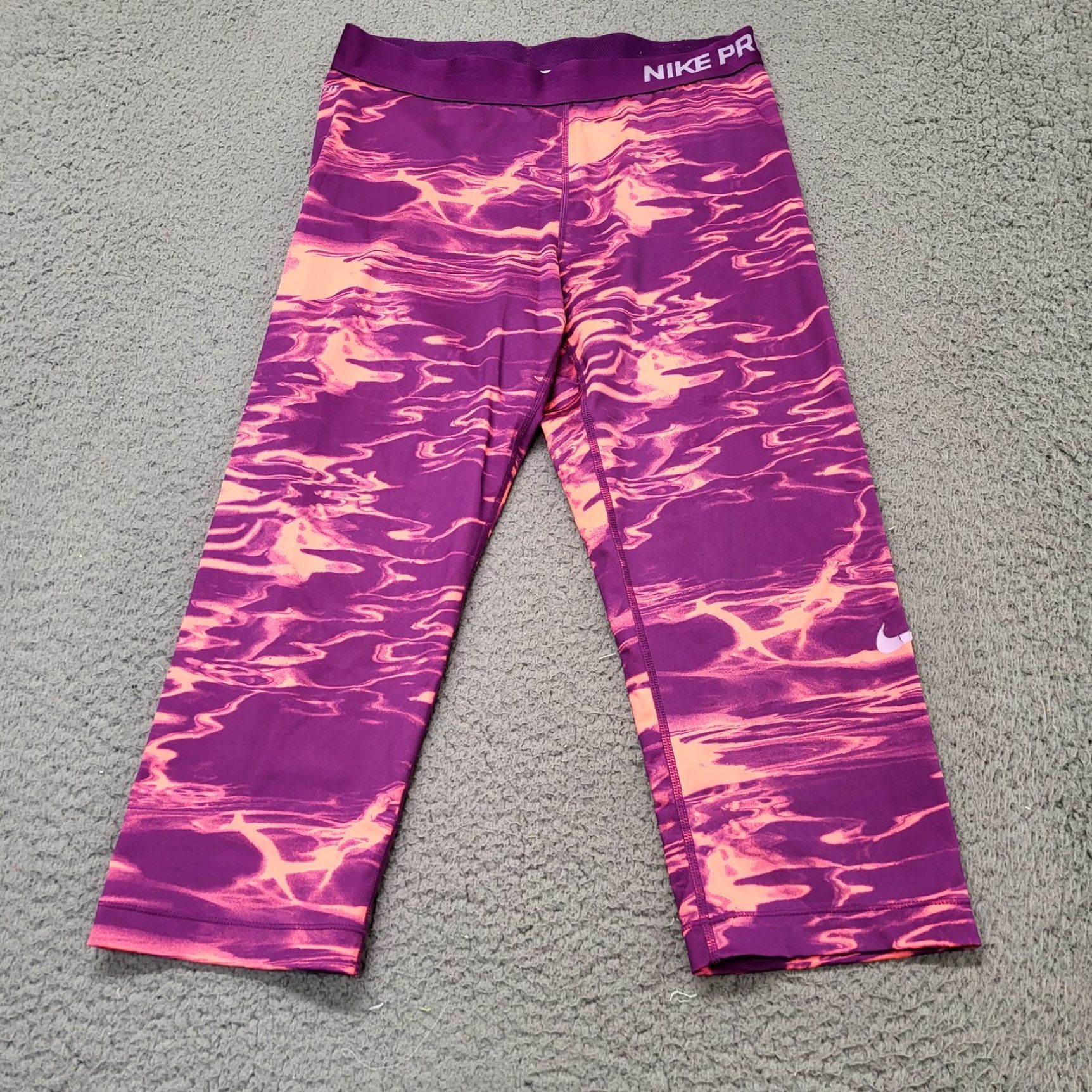 Nike Nike Pro Leggings Women L Cropped Capri Dri-Fit Elastic Waist Yoga Purple Nike Pro Leggings Women L Cropped Capri Purple Elastic Waist Yoga Size 36" / US 14 / IT 50 - 6 Thumbnail
