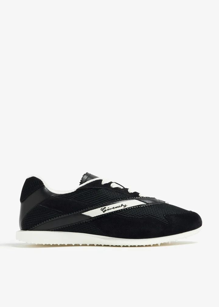 o1lv12m1025 Show Low Top Runners in Black