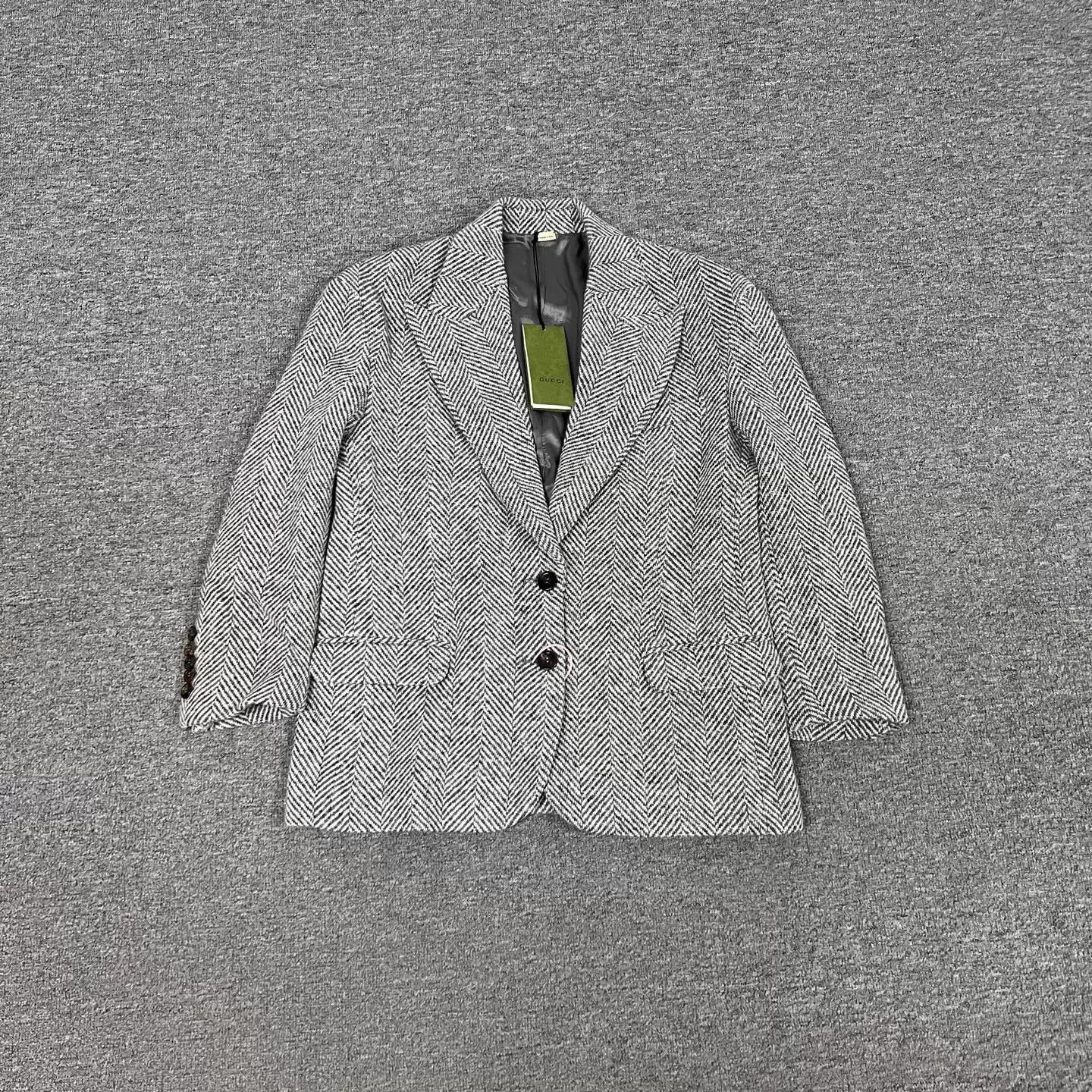 Gucci Gucci Runway Herringbone Wool Oversize Blazer 40 NWT Size S / US 4 / IT 40 - 1 Thumbnail