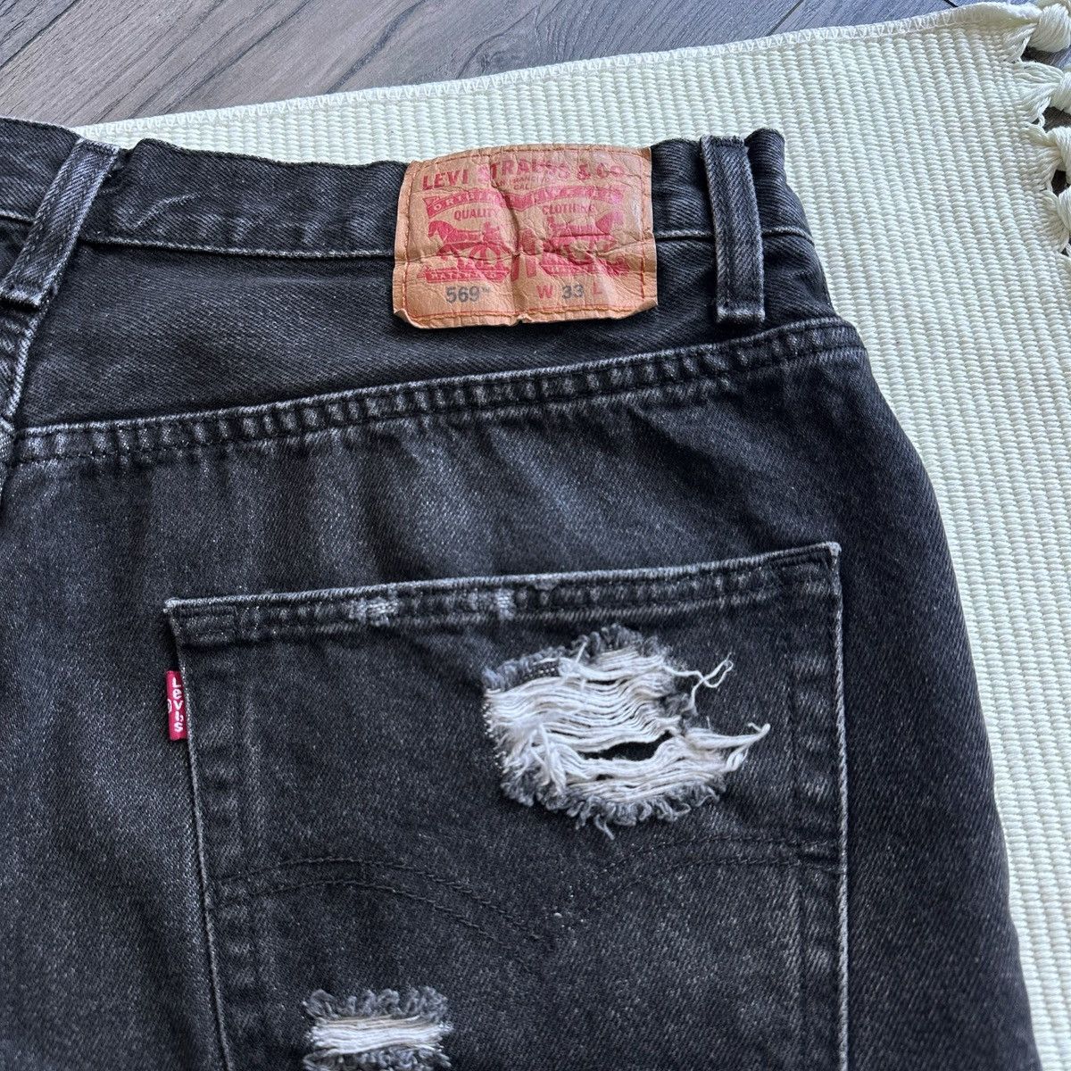 Levi's Levis 569 Loose Straight Distressed Black Jean Shorts Size US 33 - 6 Thumbnail
