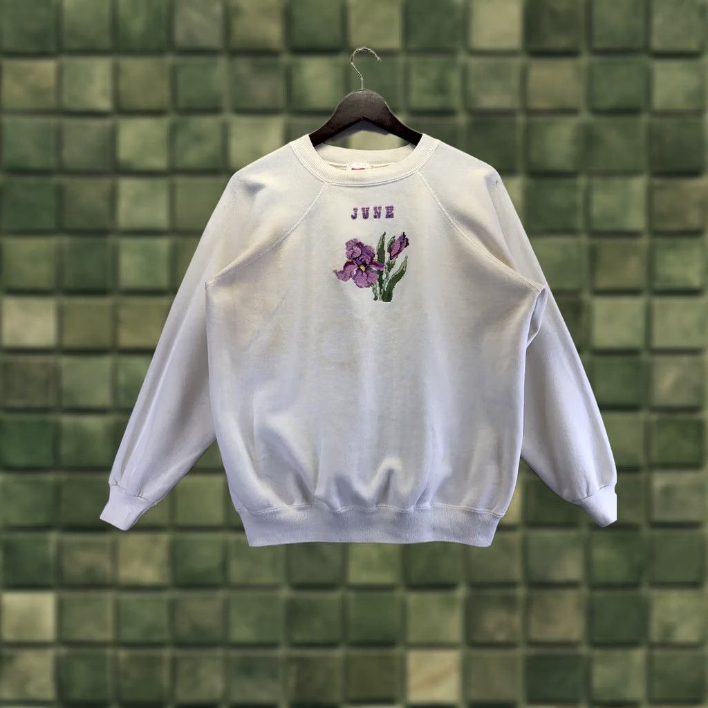 Hanes VINTAGE Hanes Her Way Needle Point Embroidered June Floral Print Sweatshirt L Womens Ivy Size L / US 10 / IT 46 - 1 Thumbnail