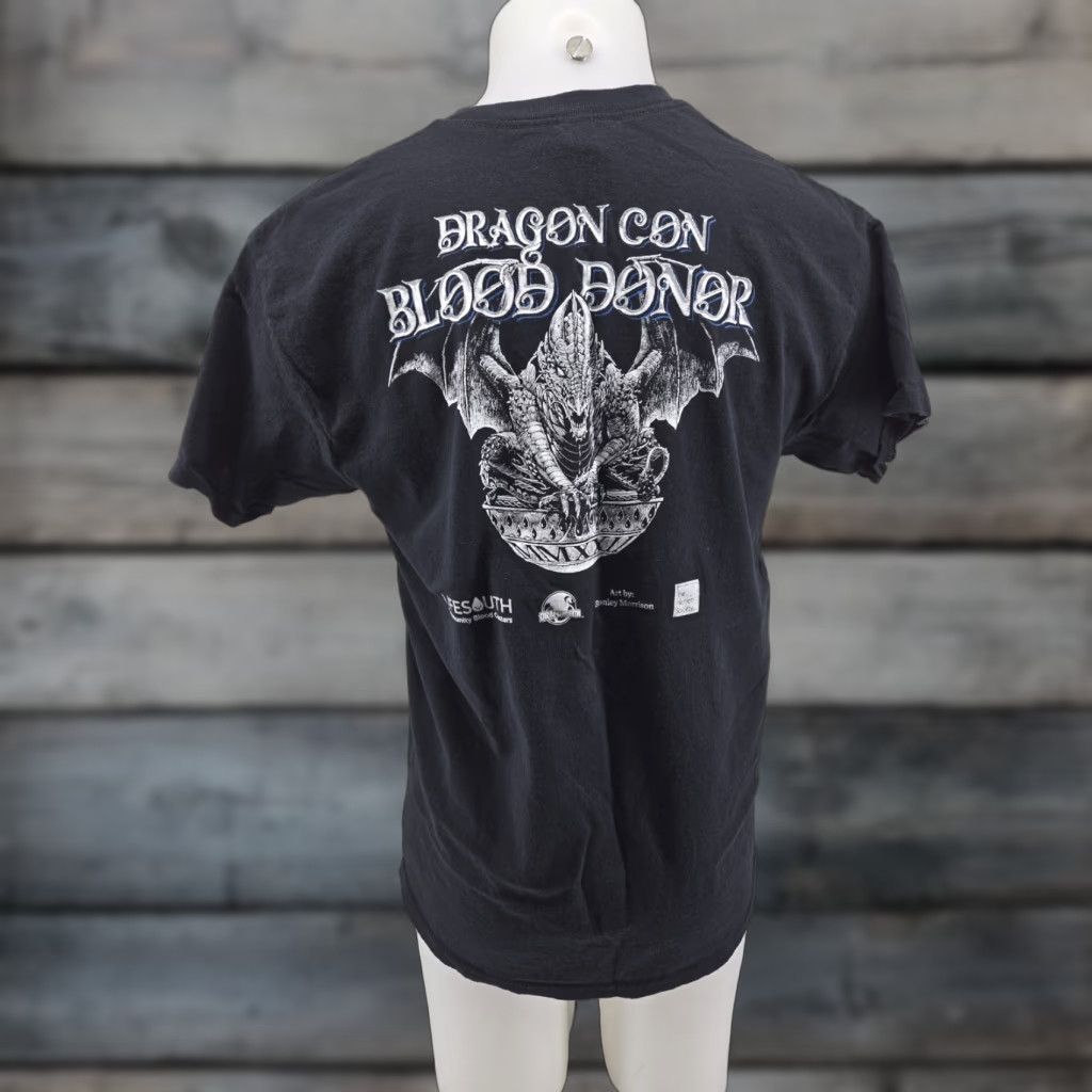 Gildan DRAGON CON BLOOD DONOR ATLANTA 2022 T-SHIRT ADULT LARGE T-Shirt Black Cotton Gildan Men Short Sleeve Crew Neck Regular Vintage: No Event Theme 90s? Size US L / EU 52-54 / 3 - 1 Thumbnail