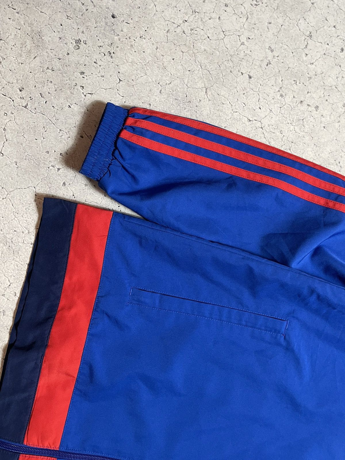 Adidas Vintage Nylon Adidas FC Manchester United Football Jacket Size US M / EU 48-50 / 2 - 3 Thumbnail