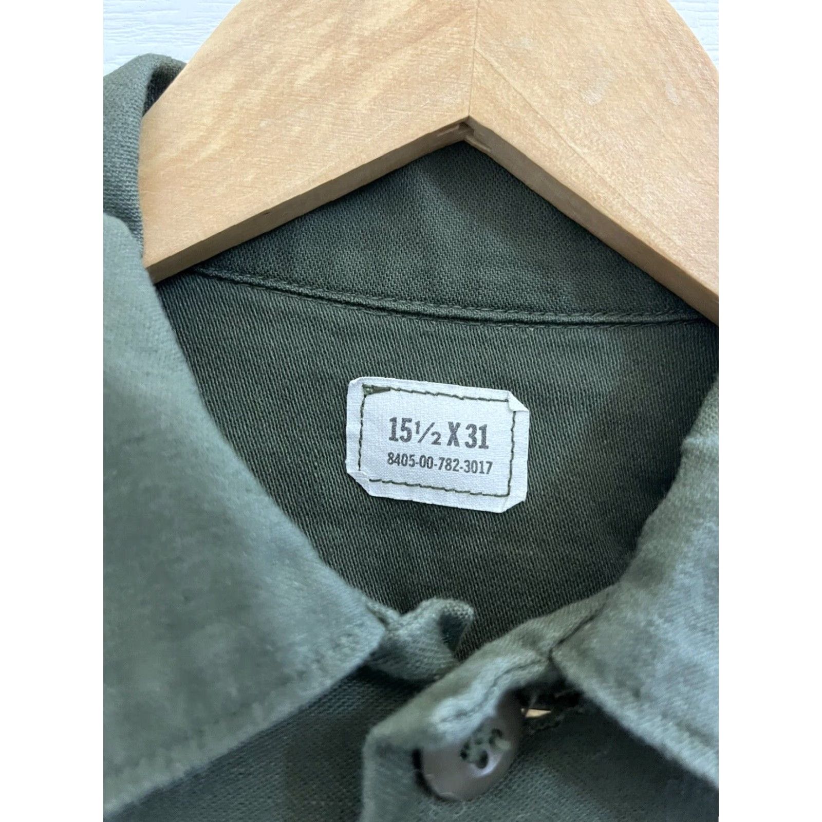 Olive VINTAGE Pollock clothing co Mens Military Olive Green Canvas Long Sleeve Button Up Shirt 15 1/2x 31 USMC 70s Size US L / EU 52-54 / 3 - 3 Thumbnail