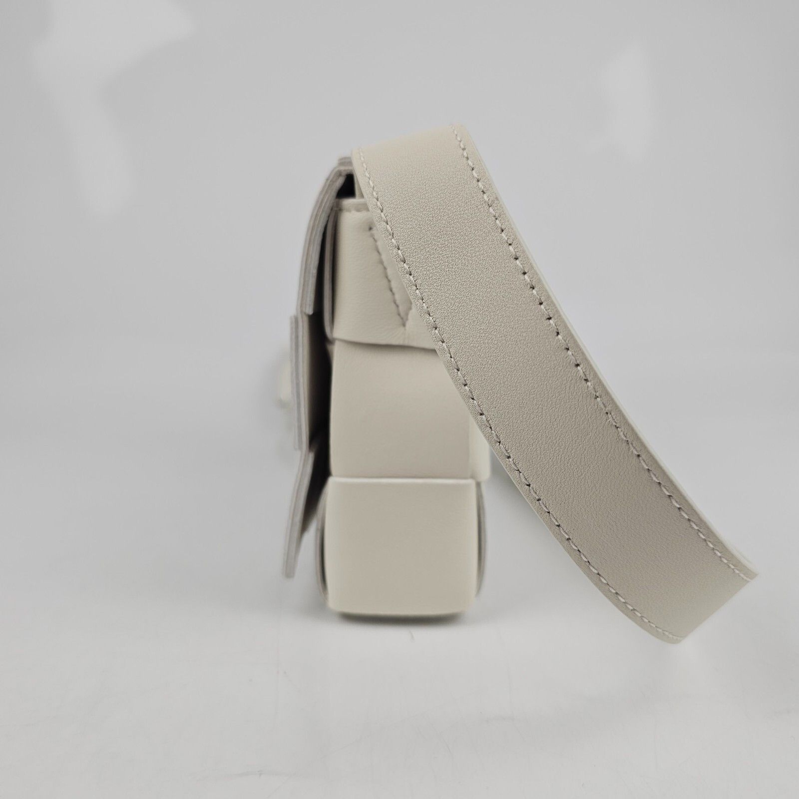 Bottega Veneta Bottega Veneta Small Cassette $2600 White/Gold Leather Shoul Size ONE SIZE - 6 Thumbnail