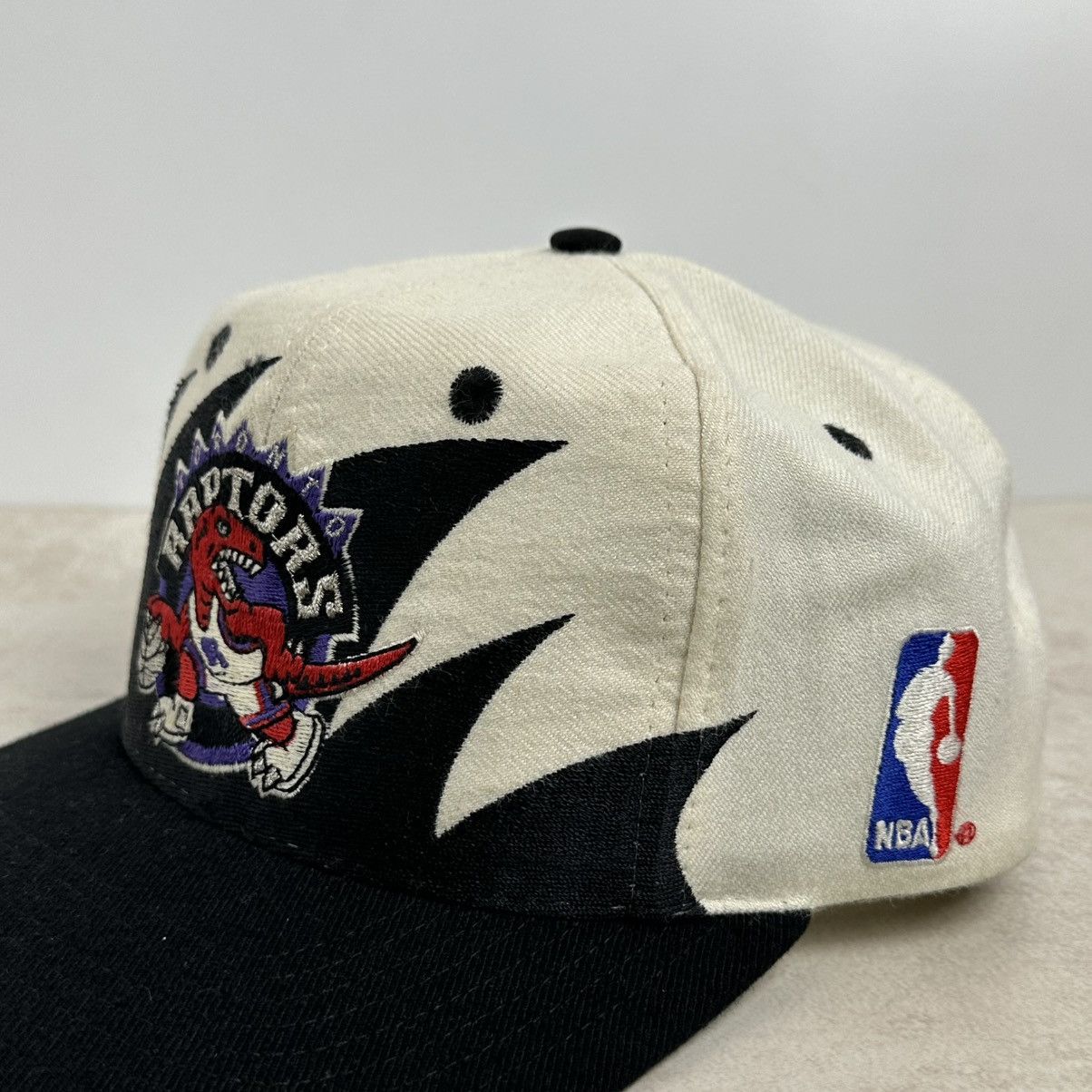 Logo Athletic × NBA × Vintage Vintage 90s Shark Tooth Toronto Raptors Gen 1 Hat Size ONE SIZE - 3 Thumbnail