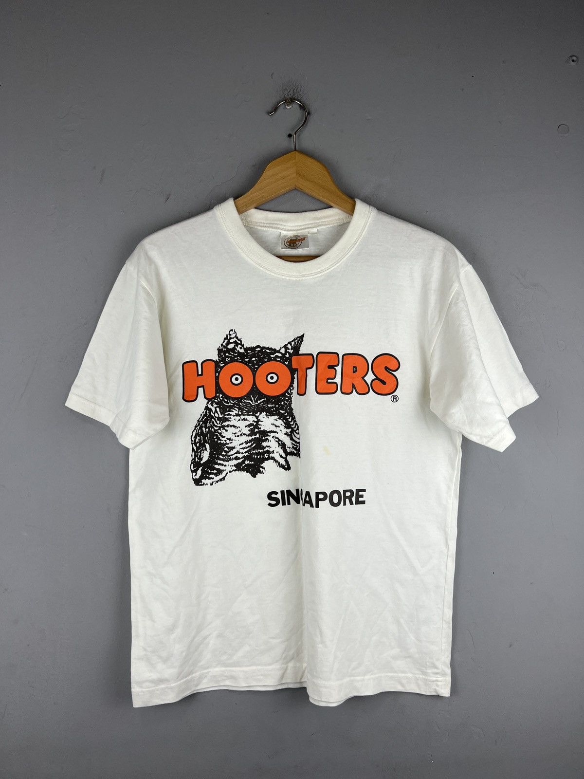 Vintage Vintage Y2K Hooters Graphic tee Singapore Size US S / EU 44-46 / 1 - 1 Thumbnail