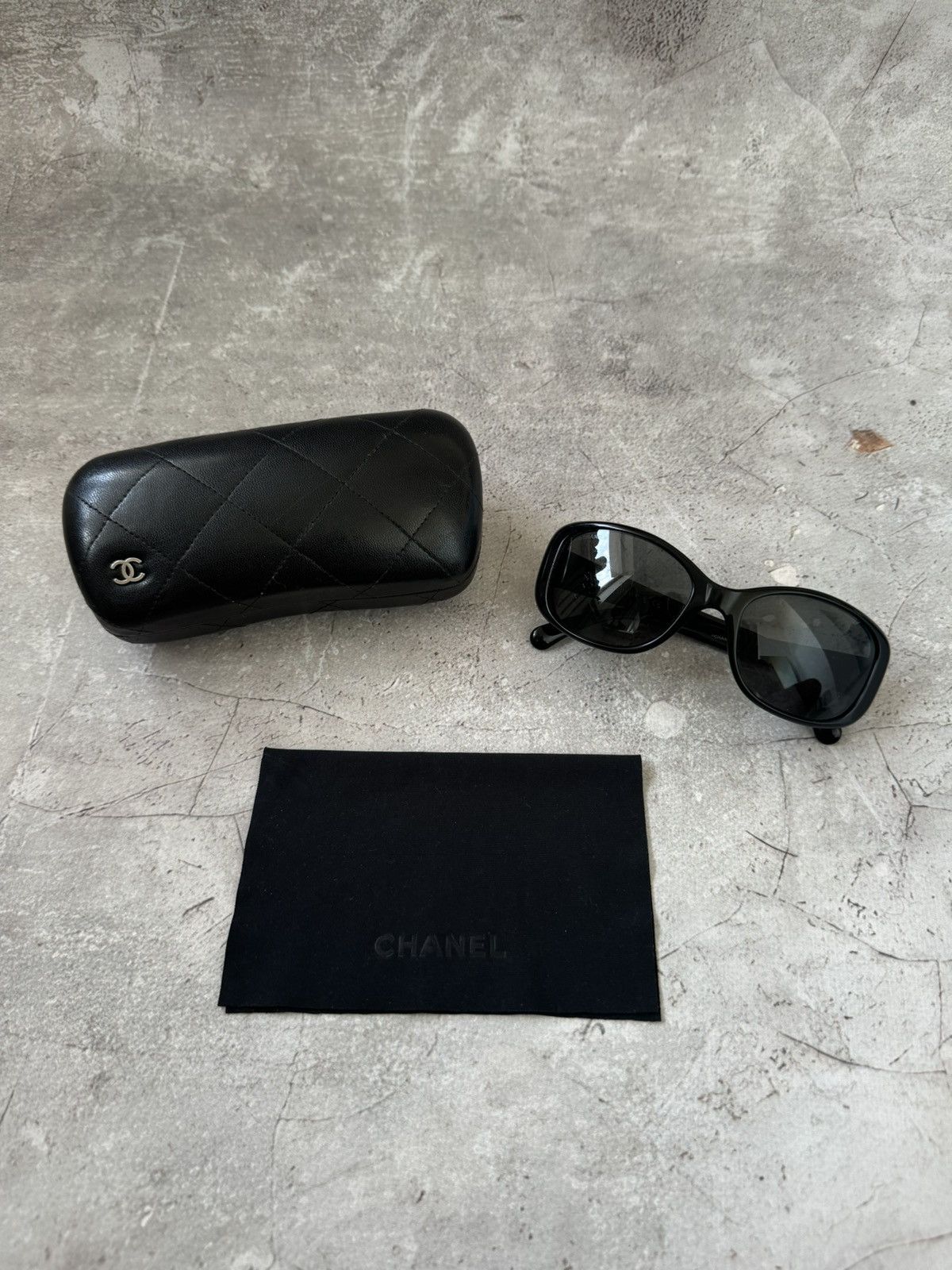 Chanel Chanel Black Frame Quilted CC Logo Sunglasses 5189 Size ONE SIZE - 1 Thumbnail