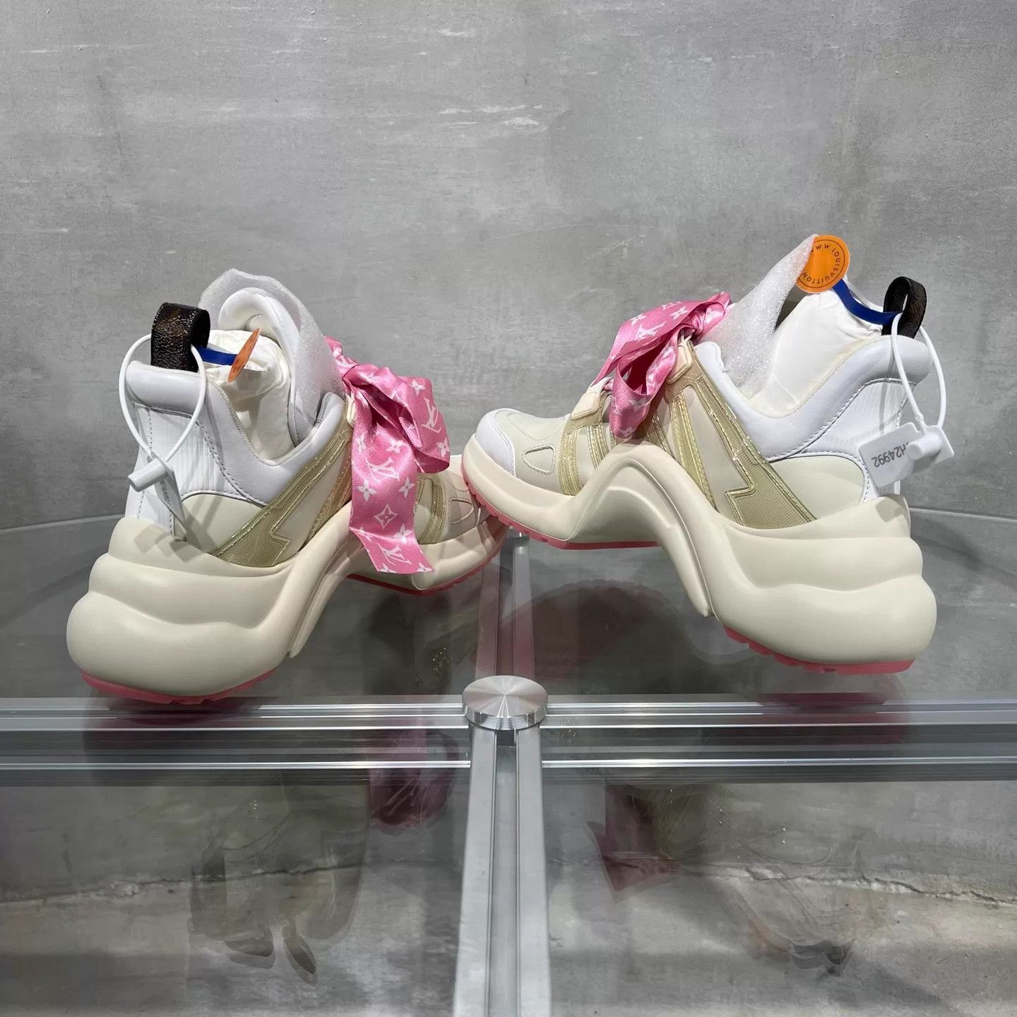 Louis Vuitton LV White Pink Bow Arch China Excl UK2.5 36.5 New Size US 6 / IT 36 - 5 Thumbnail