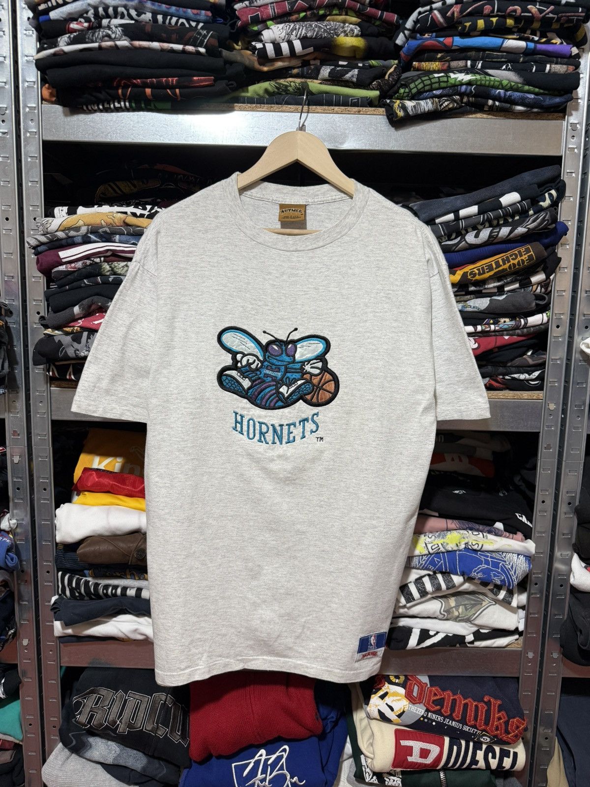 Nutmeg Vintage 90’s Nutmeg Charlotte Hornets NBA T-Shirt Y2K Hype Size US XL / EU 56 / 4 - 1 Thumbnail