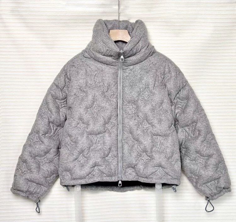 Louis Vuitton Louis Vuitton No Hood Full Print Gray Logo Down Jacket Size US S / EU 44-46 / 1 - 1 Thumbnail