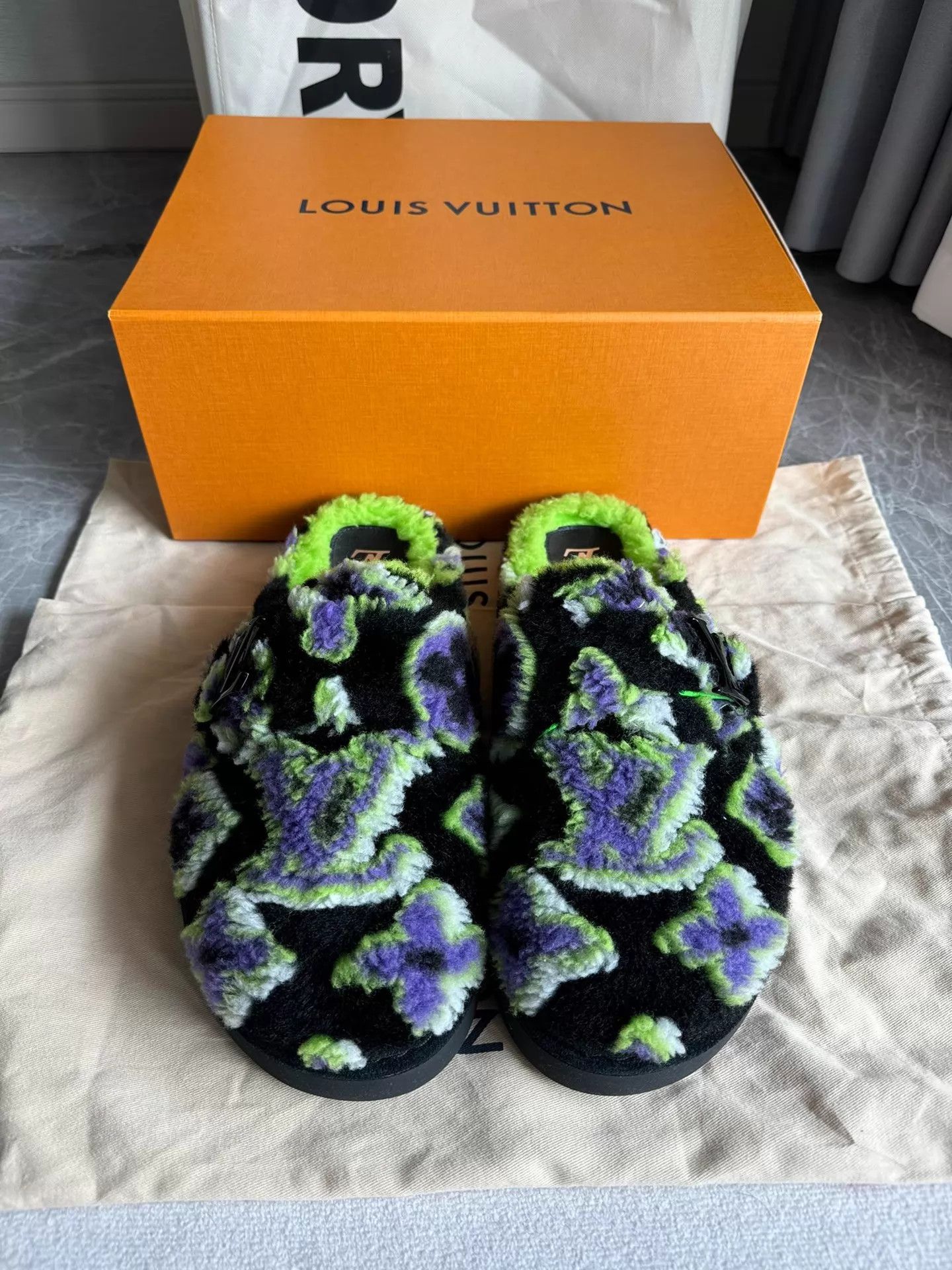 Louis Vuitton LV Easy All Over Logo Slippers 42 Black Green Size US 9 / EU 42 - 2 Thumbnail