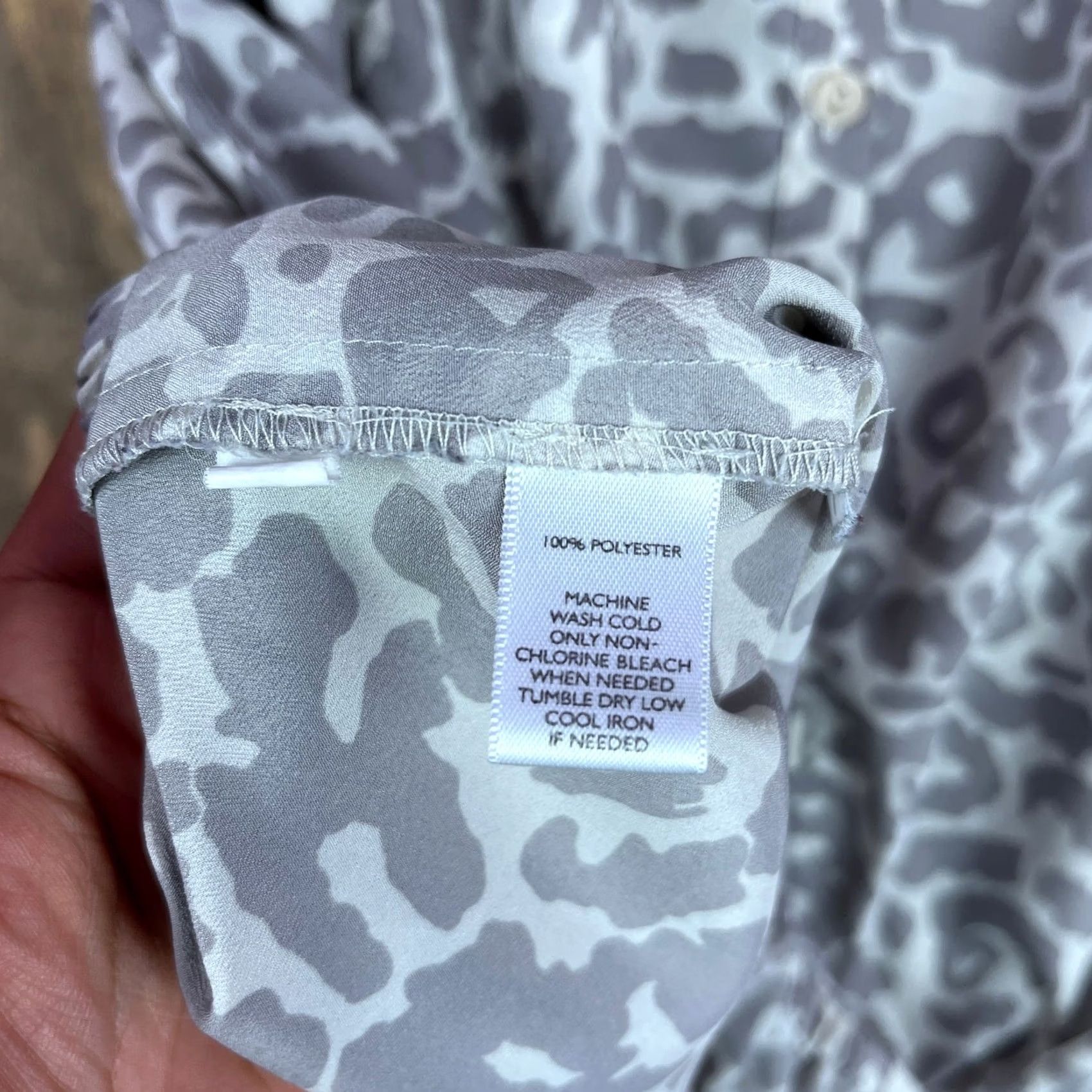 Loft LOFT Ann Taylor Womens Blouse Animal Print Henley Elastic Hem Large Gray Beige Cap Sleeve Shirt Womens L 100% Polyester Casual Workwear Formal Size L / US 10 / IT 46 - 7 Thumbnail