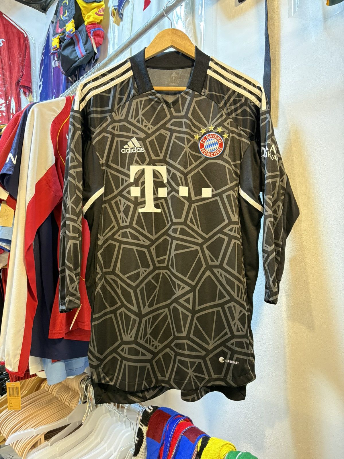 Adidas 2022-2023 Bayern Munich Goalkeeper Kit Size US M / EU 48-50 / 2 - 1 Thumbnail
