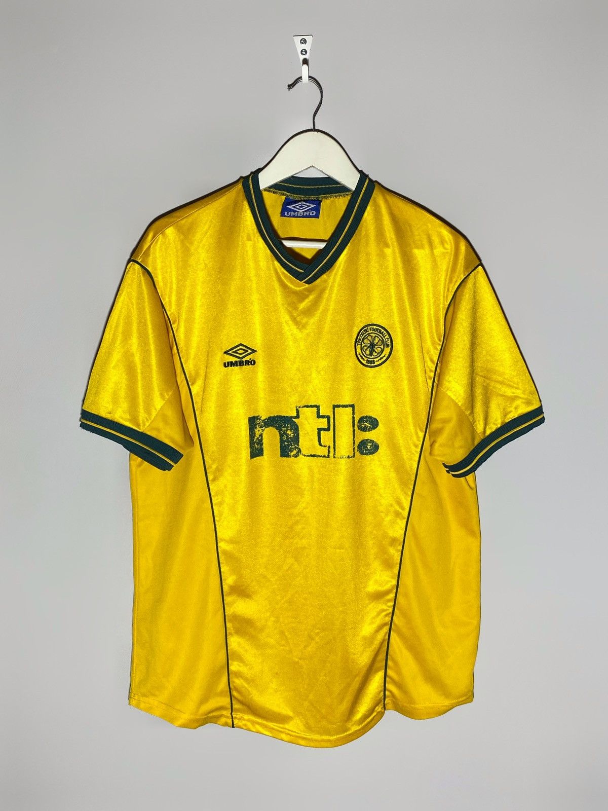 Umbro × Vintage Vintage Umbro Celtic Blokecore Football Shirt Size US M / EU 48-50 / 2 - 1 Thumbnail