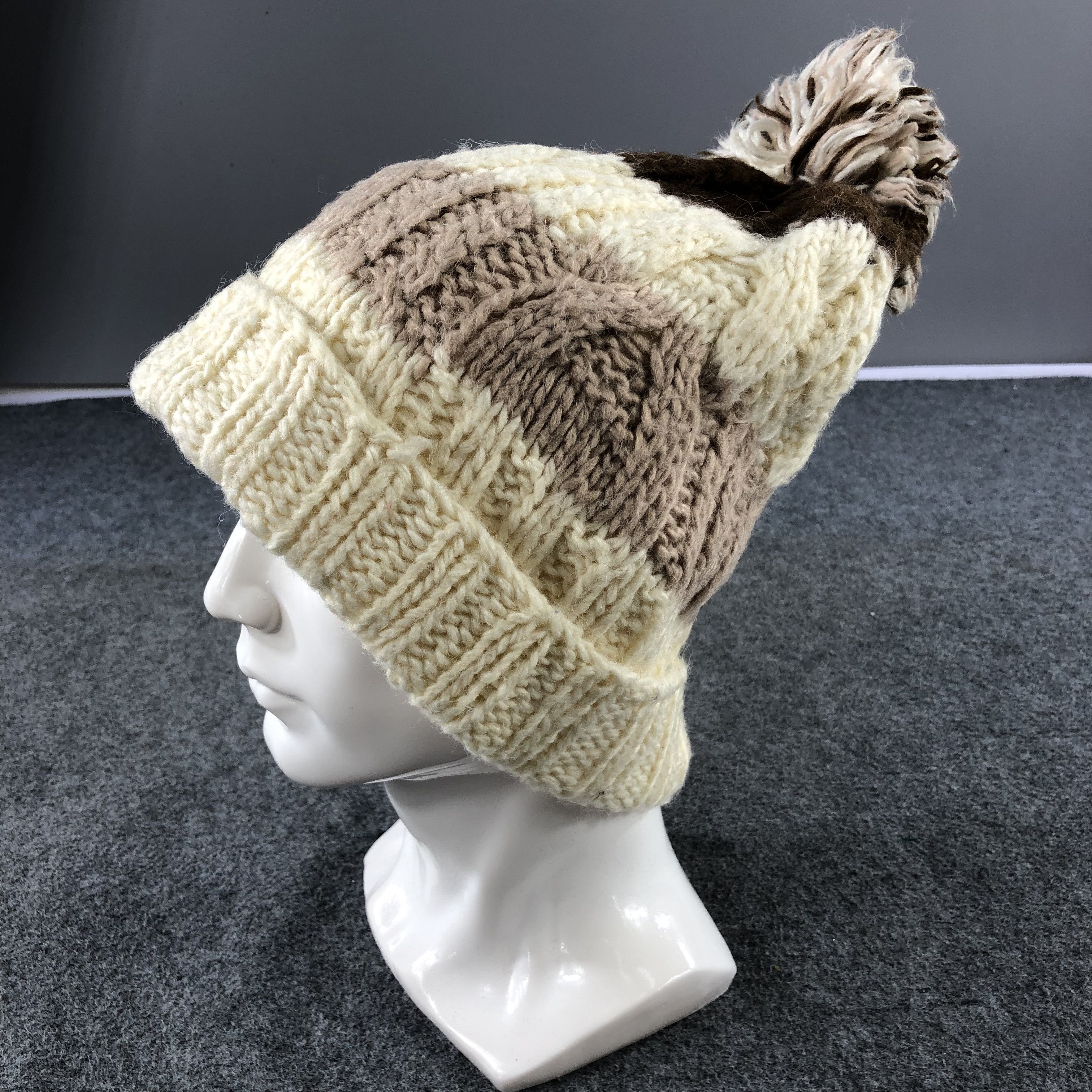 Vintage Unknown Knit Bobble Beanie Snowcap Snow Hat B424 Size ONE SIZE - 1 Thumbnail