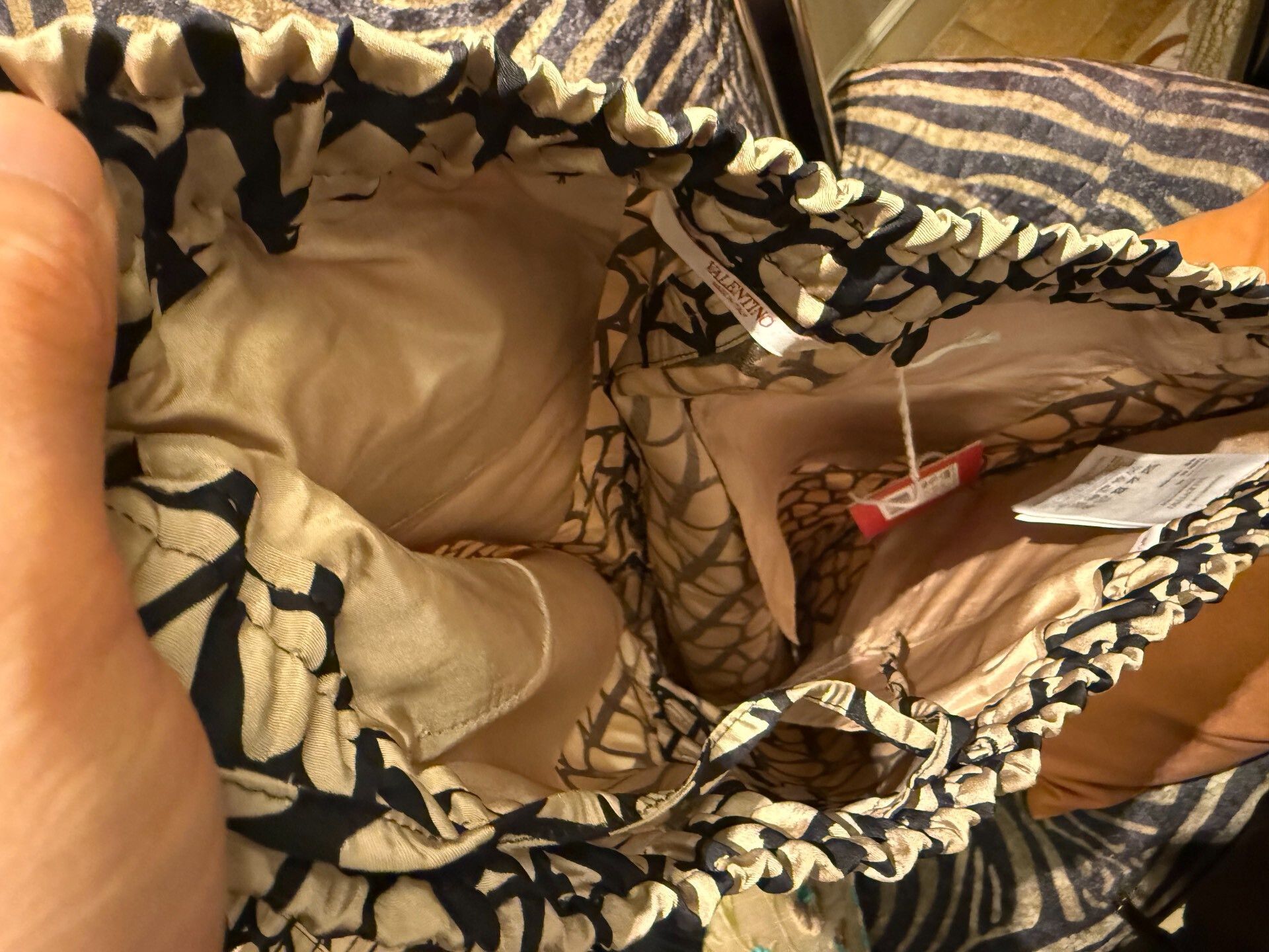 Valentino Valentino Silk Beige V Logo Shorts Size US 30 / EU 46 - 9 Thumbnail