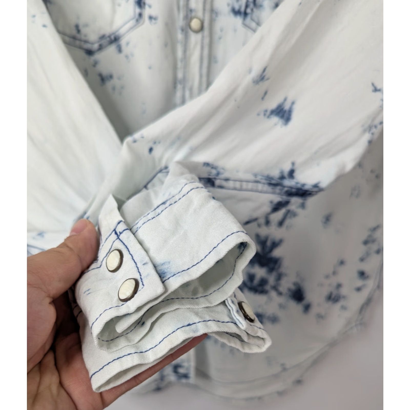 Mossimo Mossimo Shirt Womens Bleached Denim Pearl Snap Size Small - Color White, Long Sleeve, Collared, Casual, Regular Fit, Pockets, Snaps, All Seasons Size S / US 4 / IT 40 - 3 Thumbnail
